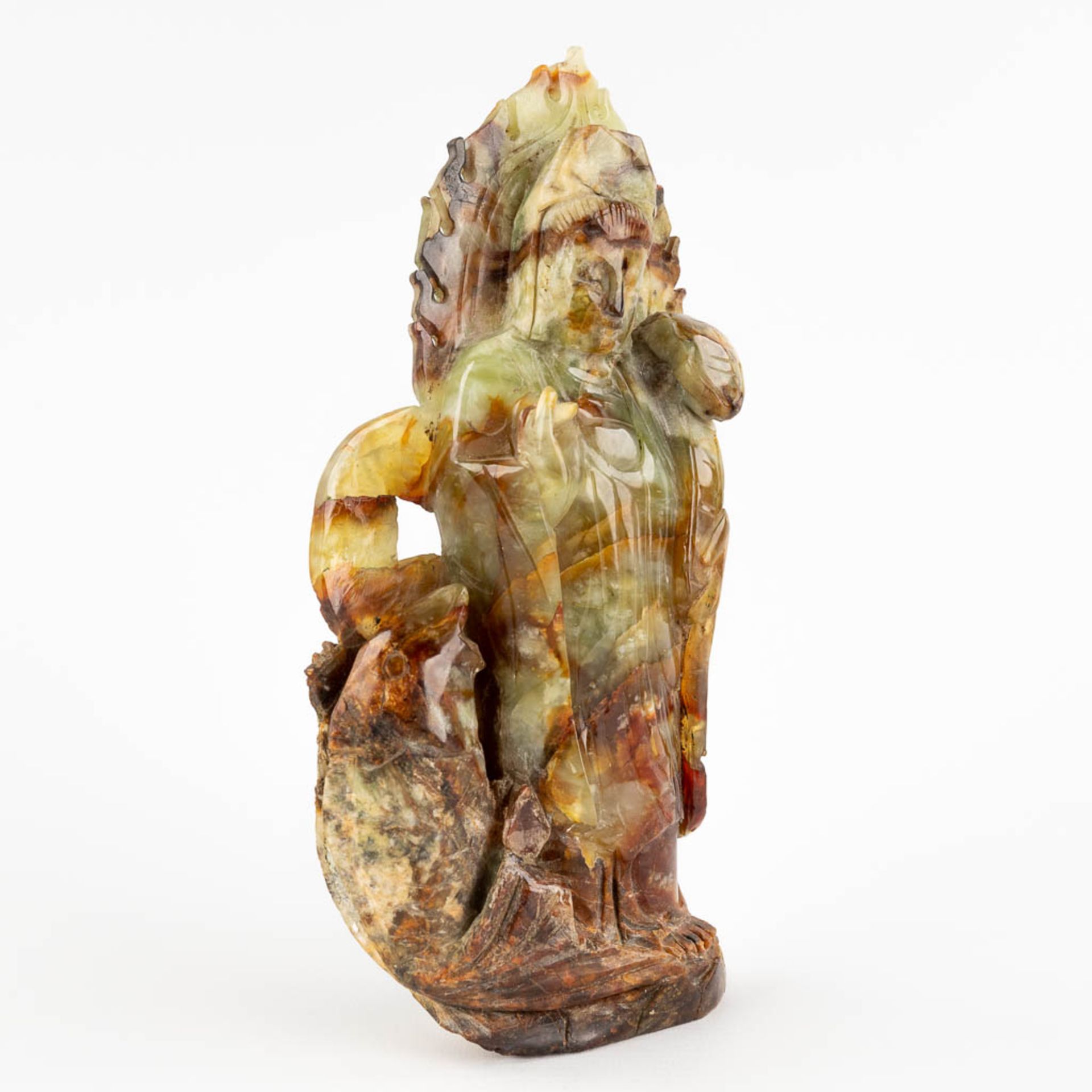 A Chinese sculpture of Guanyin, Jadeite. 20th C. (H:22 cm) - Image 3 of 11