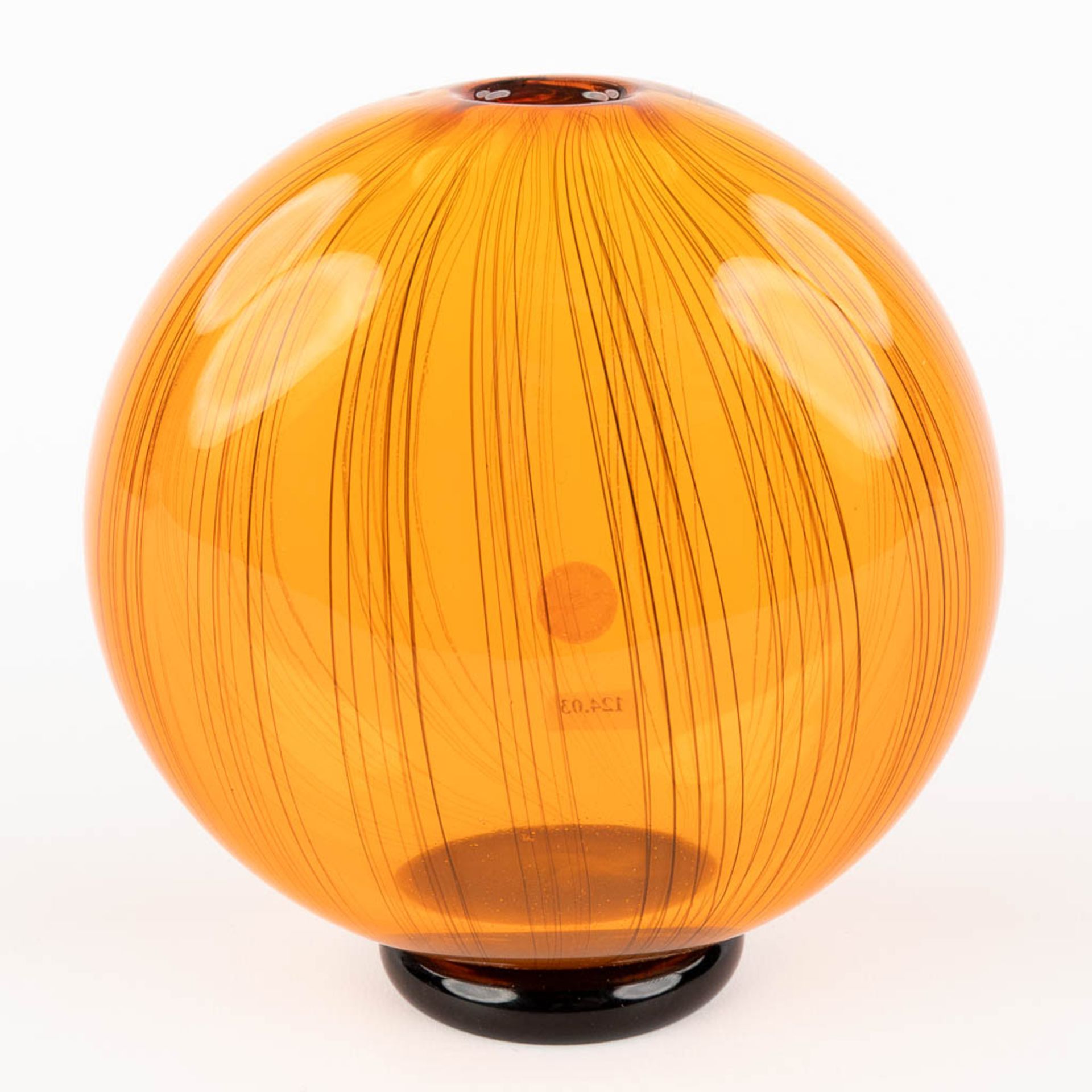 Seguso Viro, Murano, an orange glass vase. (D:8 x W:15 x H:16 cm) - Image 5 of 10