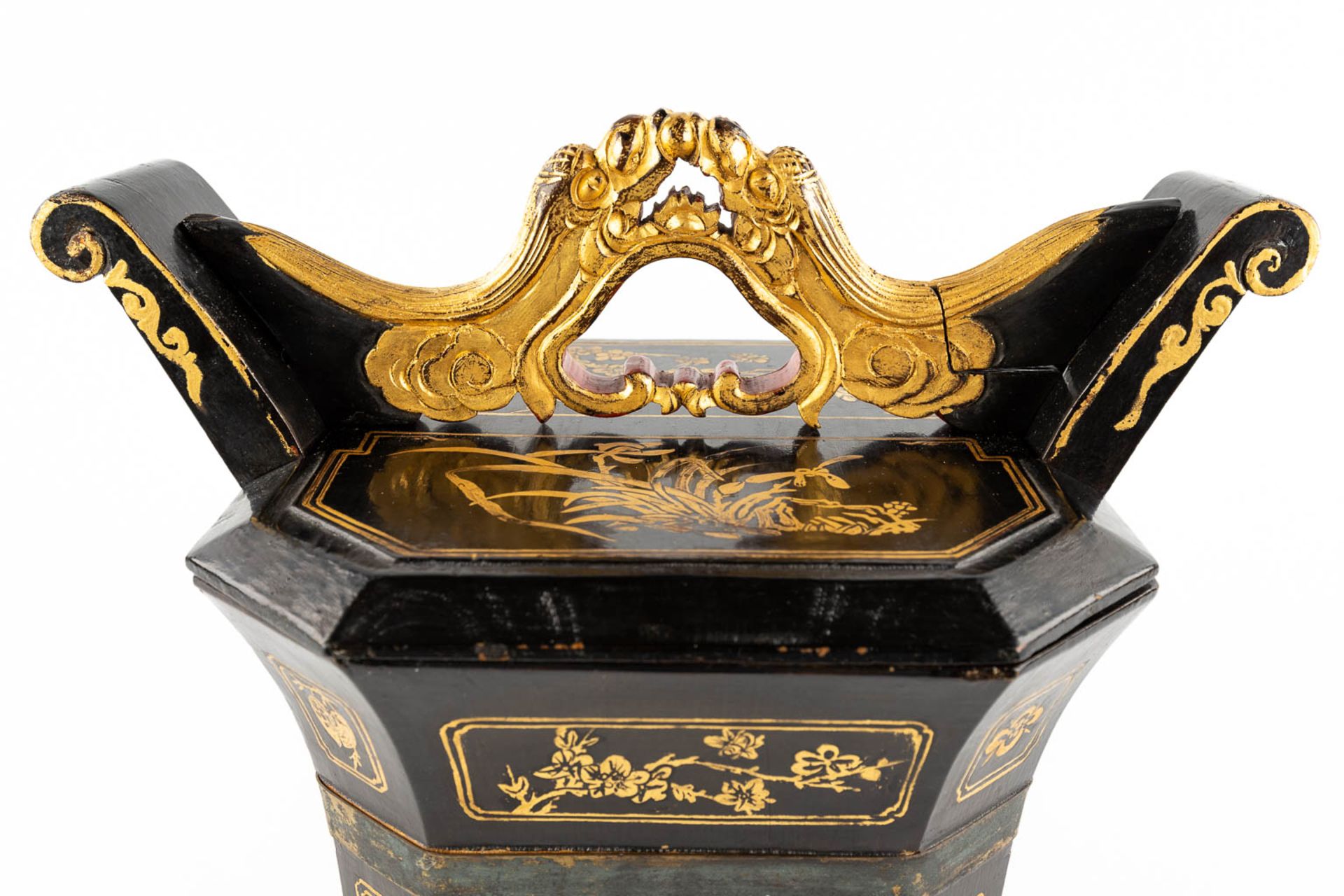 A Chinese carrying case for a teapot, gilt wood with lacquer and dragon figurines. 20th C. (D:24 x W - Image 9 of 16