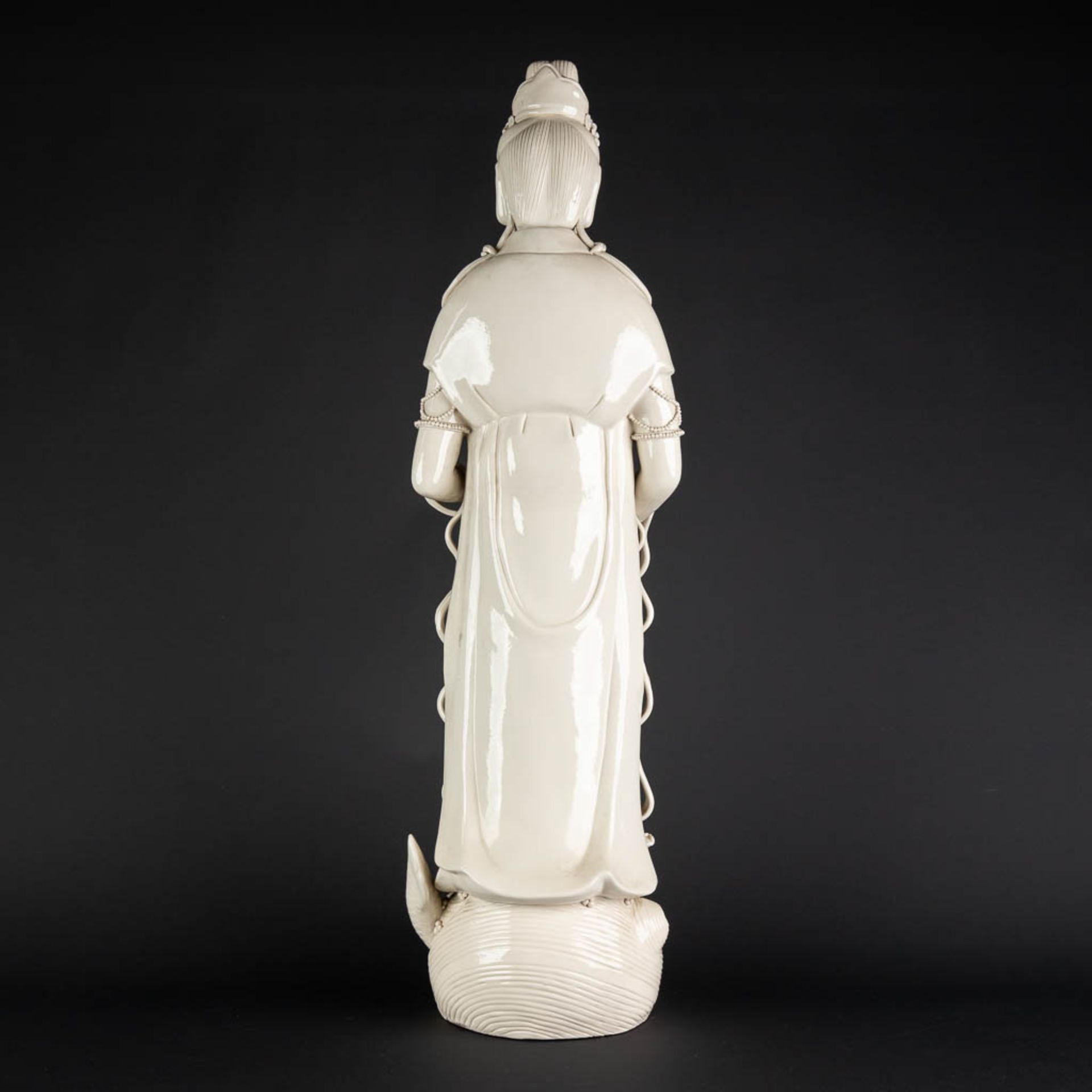 A large Chinese Guanyin figurine, blanc de chine porcelain. 20th C. (D:20 x W:23 x H:80 cm) - Image 5 of 13