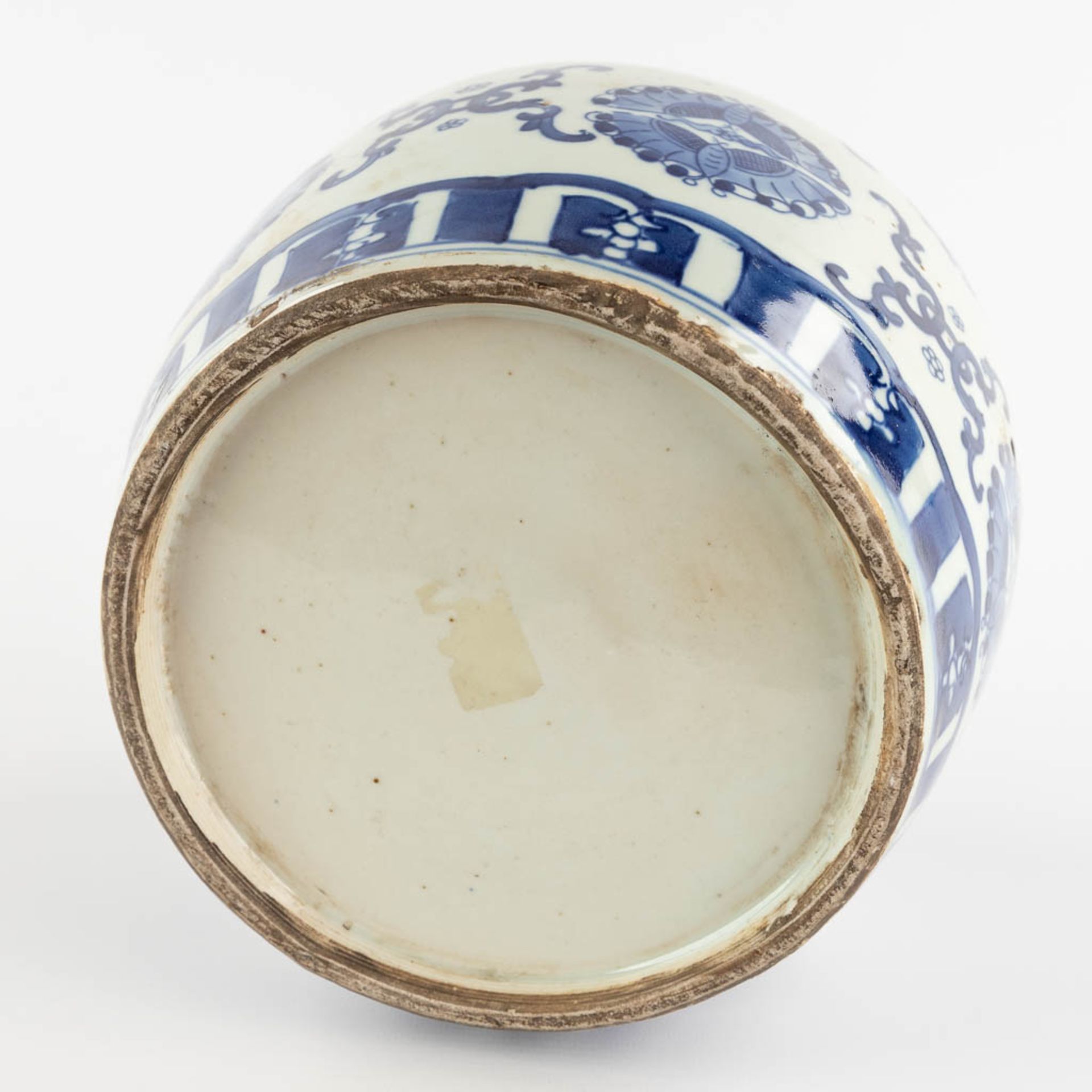 A Chinese ginger jar, decorated with butterflies, export porcelain for the Middle Eastern market. 19 - Bild 7 aus 12