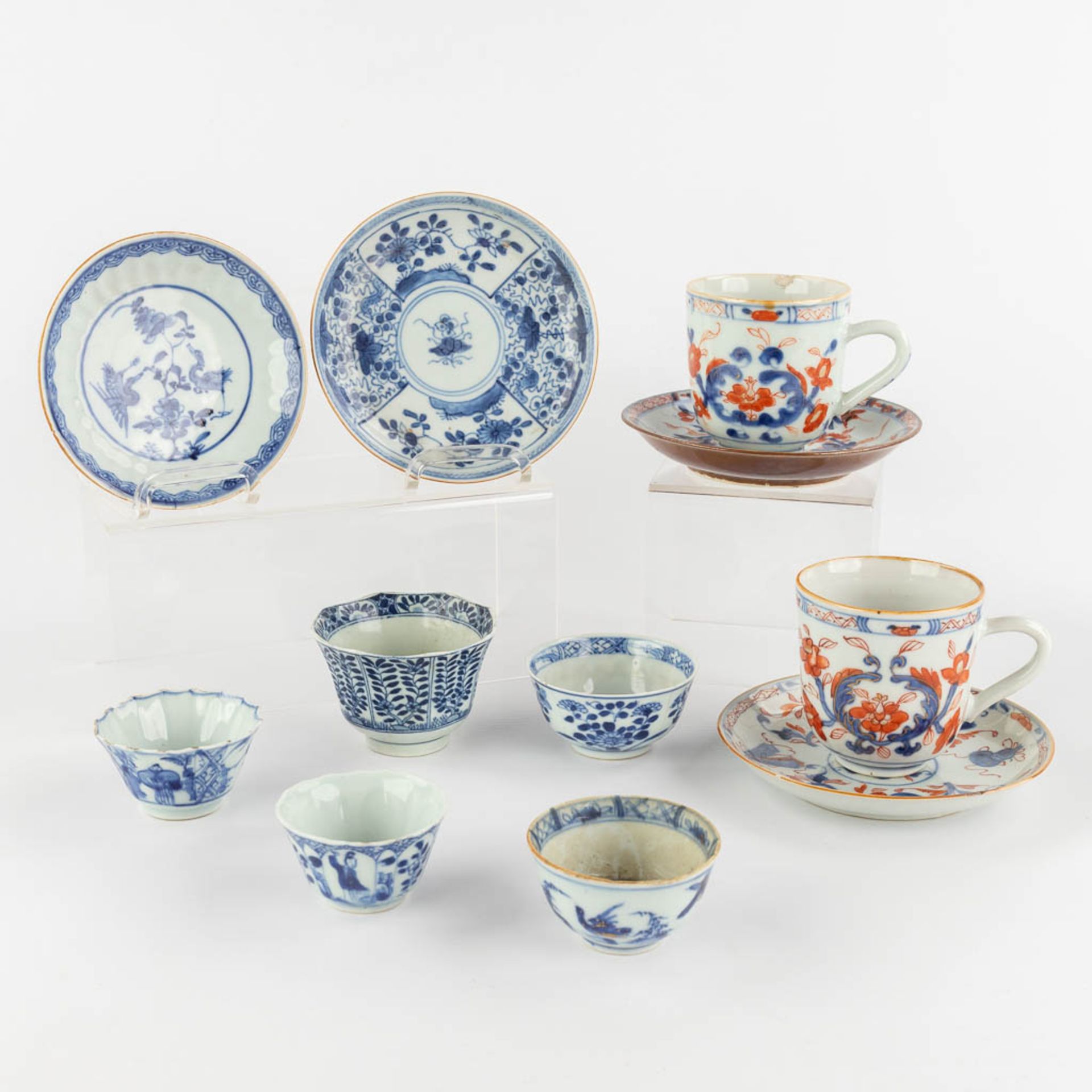 A small collection of porcelain items, Kangxi and Qianlong, blue-white, Chinese Imari. 18th/19th C. 