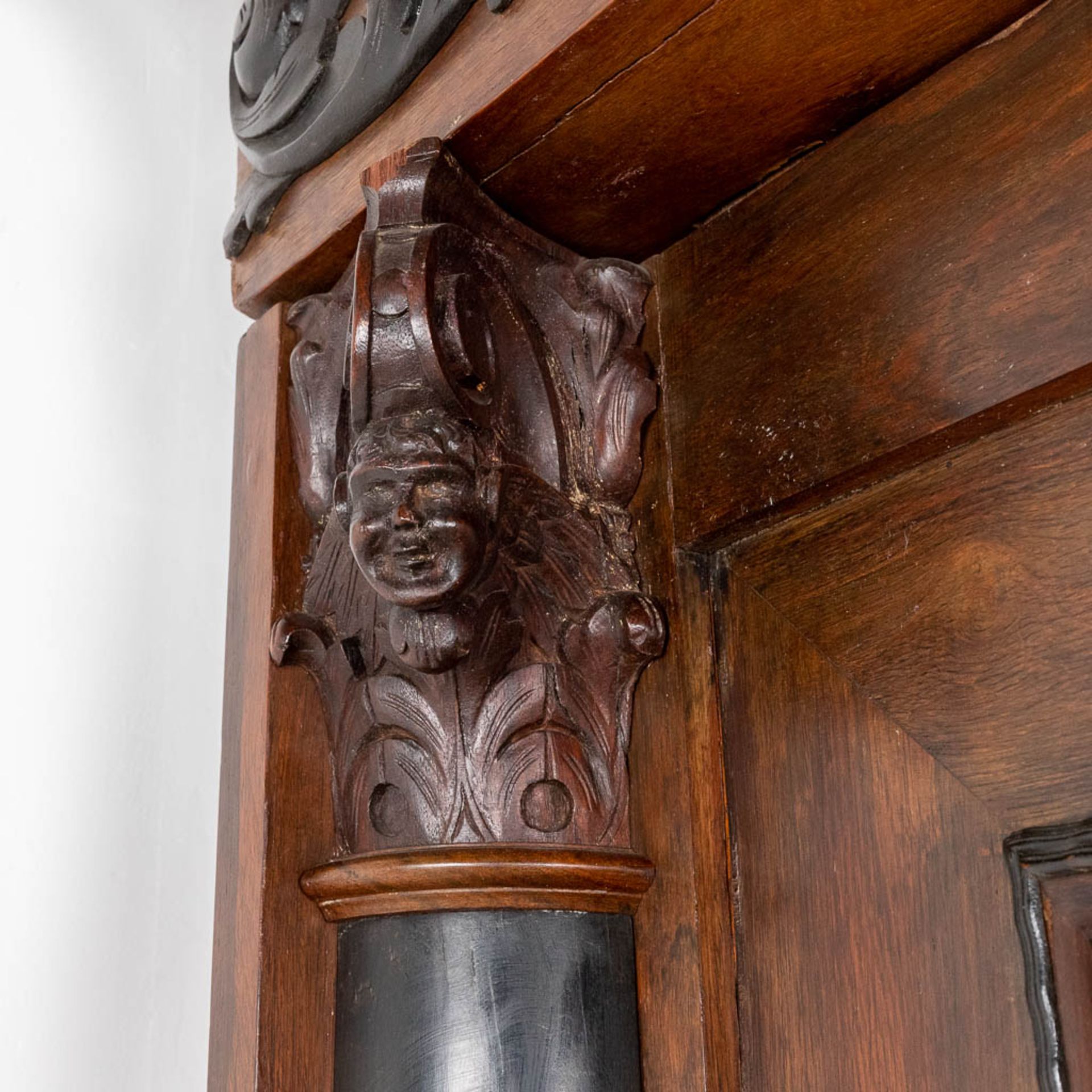 An antique Dutch two door 'Kapiteelkast', wood sculptures, oak and ebony. 18th C. (D:93 x W:223 x H: - Bild 13 aus 26