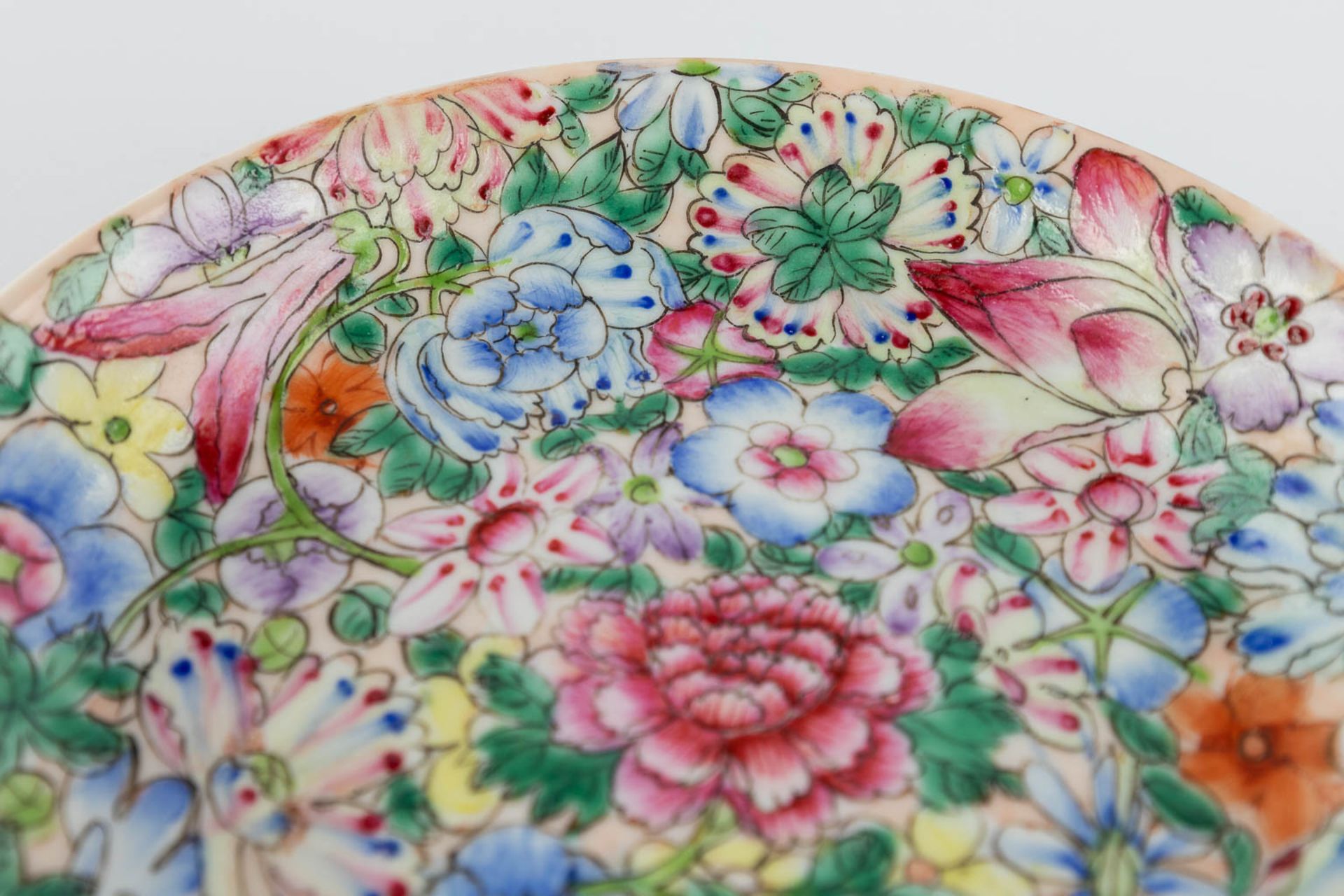 A Chinese plate 'Mille Fleurs', Qianlong mark. 19th/20th C. (D:14,5 cm) - Image 4 of 8