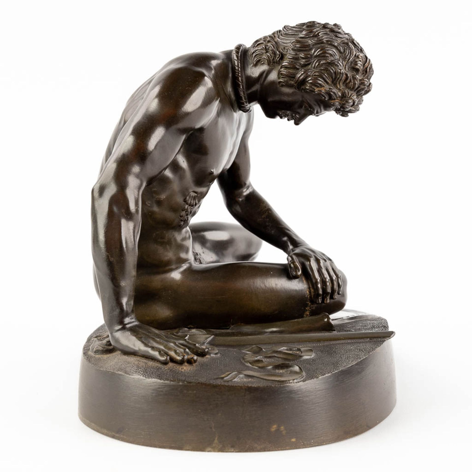 After an antique statue 'The Dying Gaul' patinated bronze. 19th/20th C. (D:21 x W:46 x H:24 cm) - Image 5 of 11