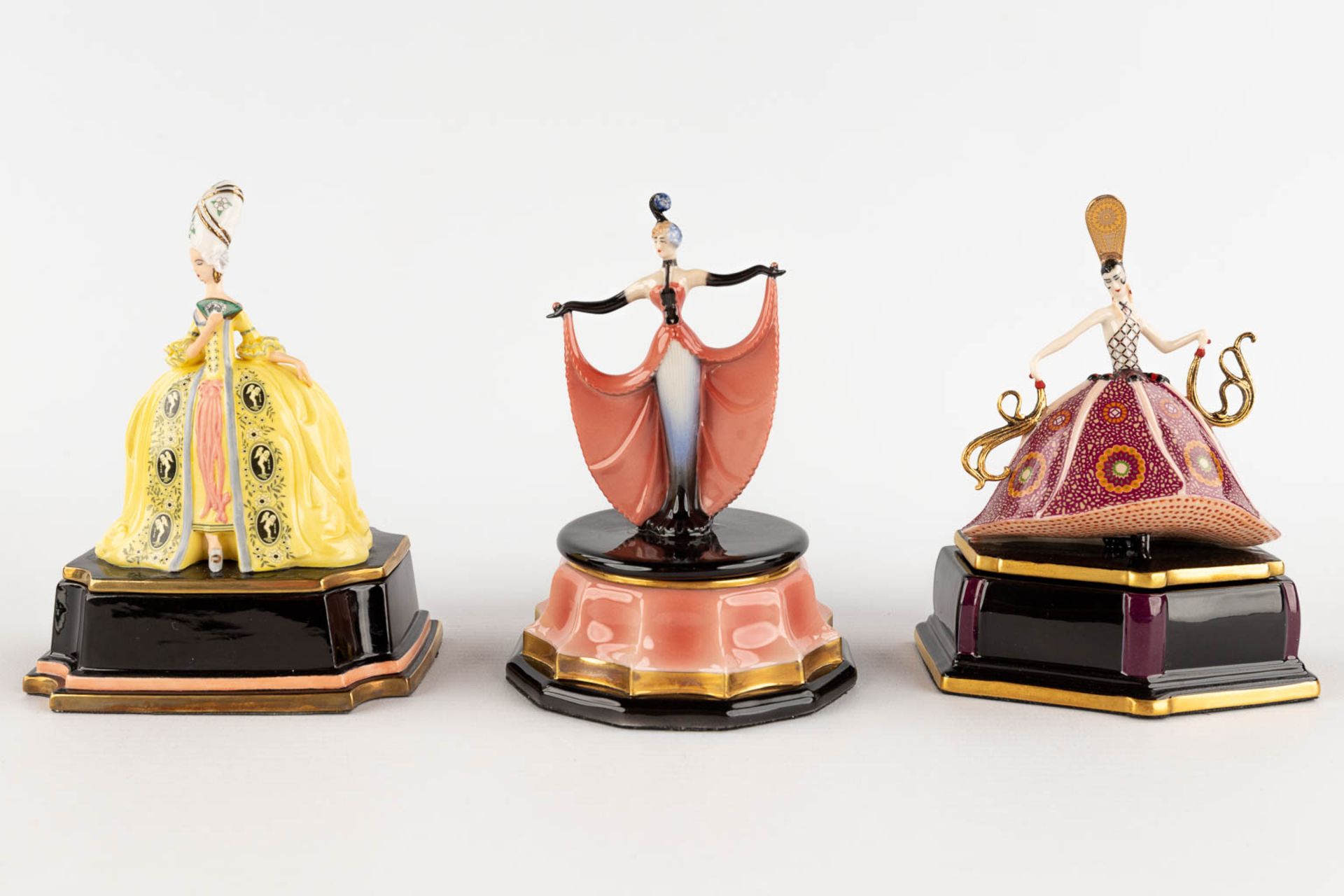 The Franklin Mint, Six porcelain music boxes with dancing figurines. 20th C. (H:12,5 cm) - Image 11 of 20