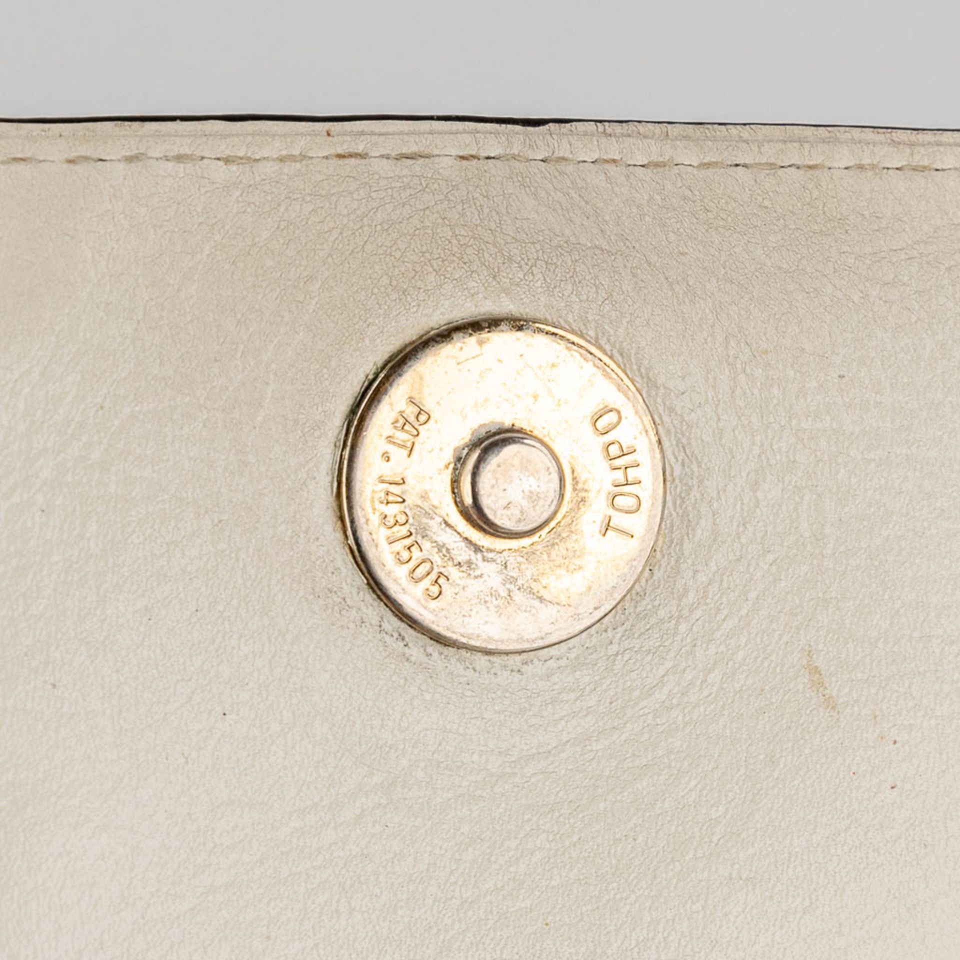 Delvaux, a cross body handbag, white leather. (W:22 x H:22 cm) - Bild 12 aus 17