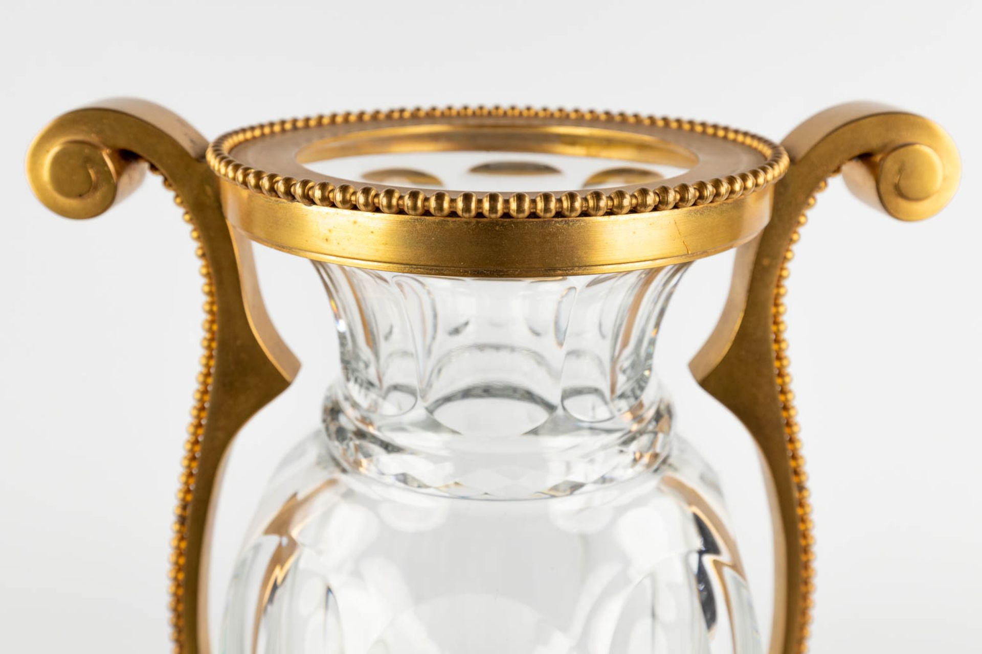 Baccarat, a large crystal vase mounted with gilt bronze. 20th C. (D:14 x W:22 x H:38,5 cm) - Image 10 of 12