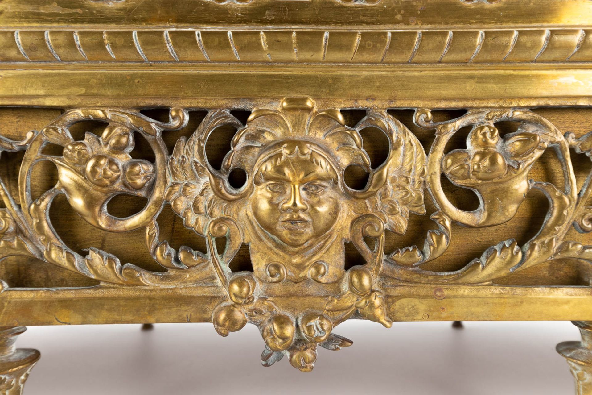 A large bronze Jardinière, decorated with lions and garlands. Circa 1900. (D:21 x W:70 x H:18 cm) - Bild 9 aus 13