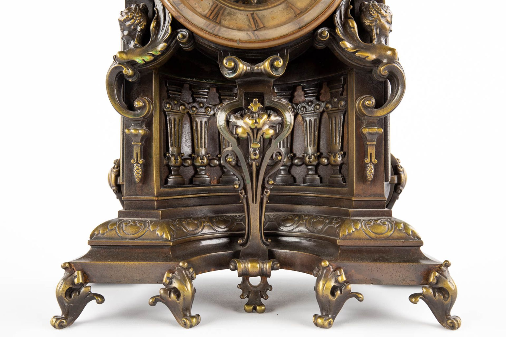 A three-piece mantle garniture clock and candelabra. Clock with an image of Mercury/Hermès. 19th C. - Bild 13 aus 14