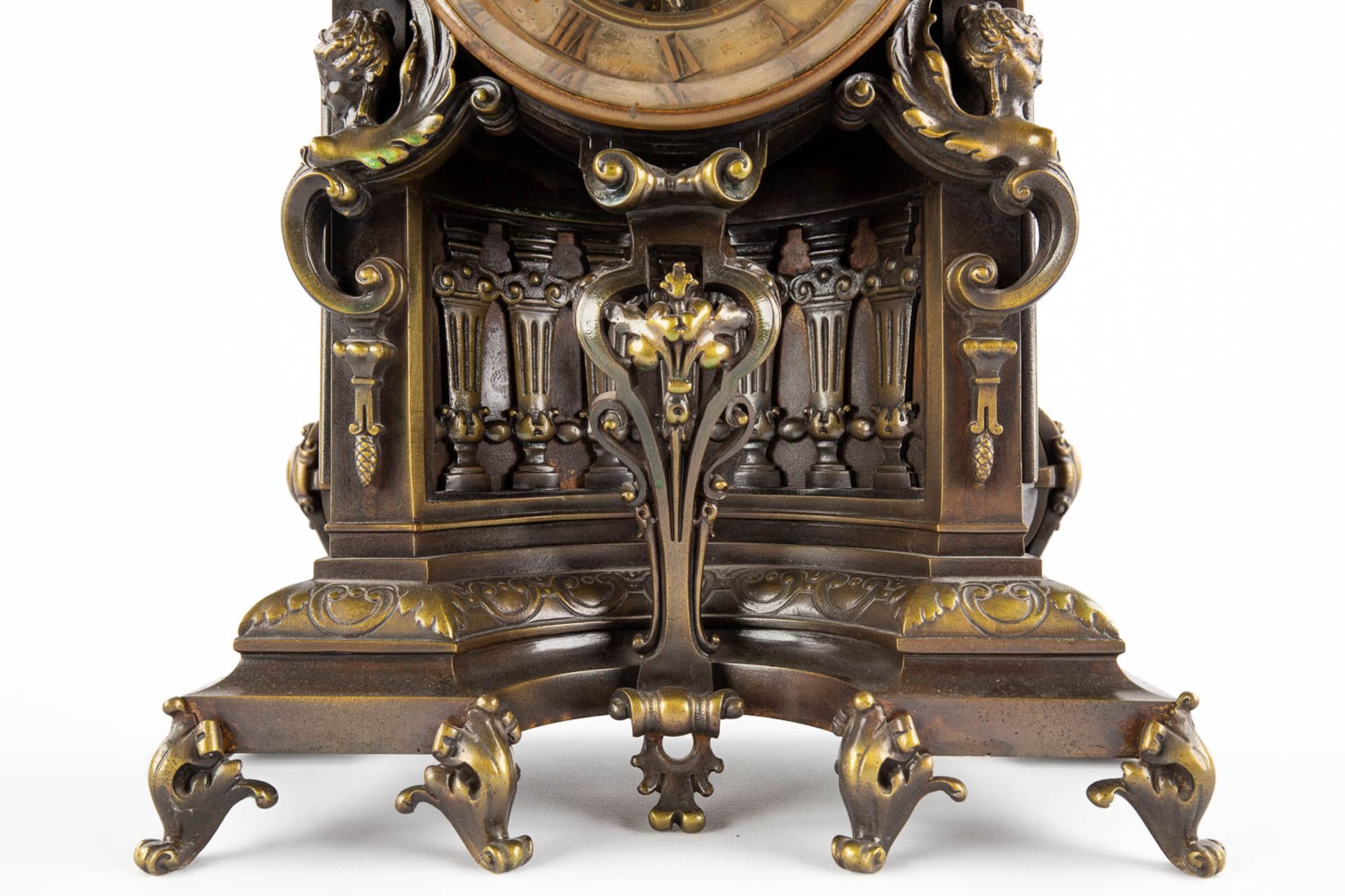 A three-piece mantle garniture clock and candelabra. Clock with an image of Mercury/Hermès. 19th C. - Image 13 of 14
