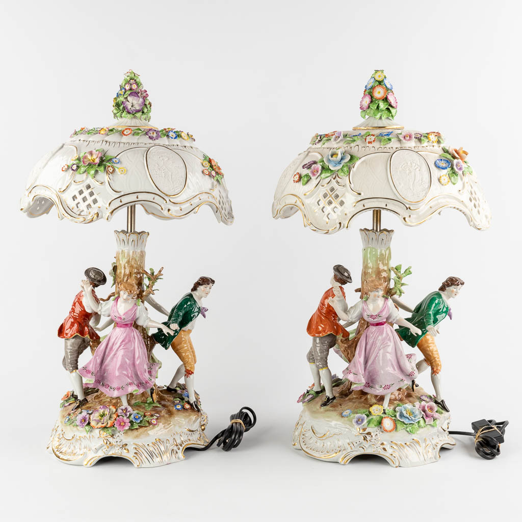 Two identical table lamps, polychrome porcelain with dancing figurines. Germany. 20th C. (D:32 x H:5 - Bild 4 aus 25