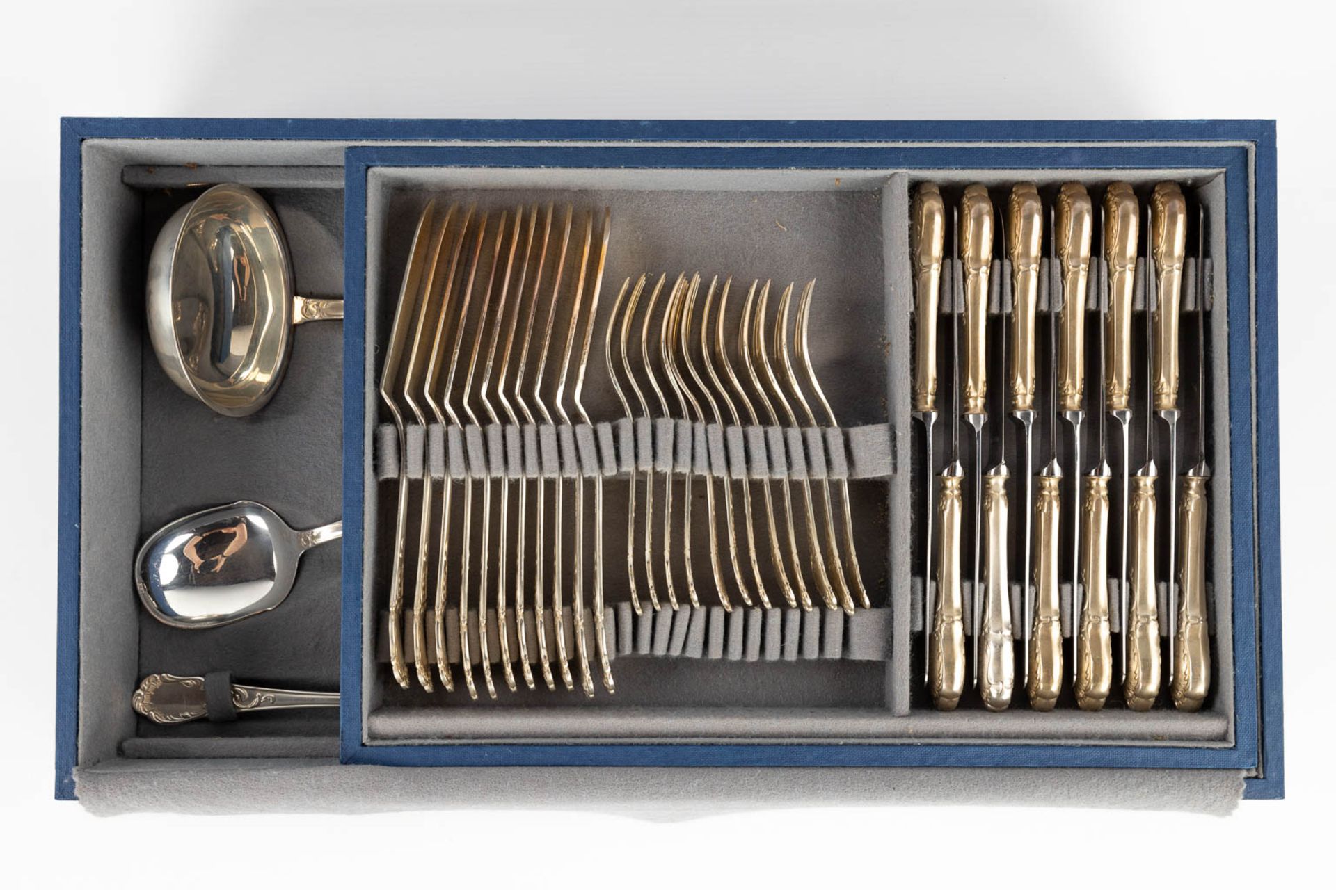 A silver-plated cutlery in a storage box, Louis XV style. 101 pieces. (D:29 x W:52 x H:17 cm) - Bild 19 aus 21