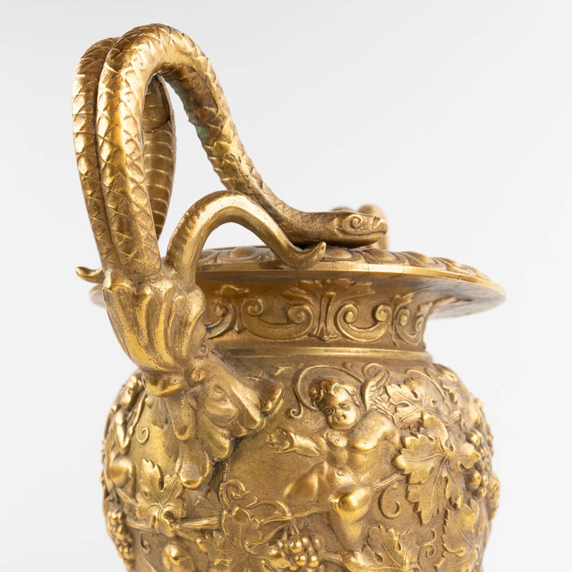 An urn with large handles, decorated with putti and grape vines, bronze mounted on marble. (W:25 x H - Bild 11 aus 17