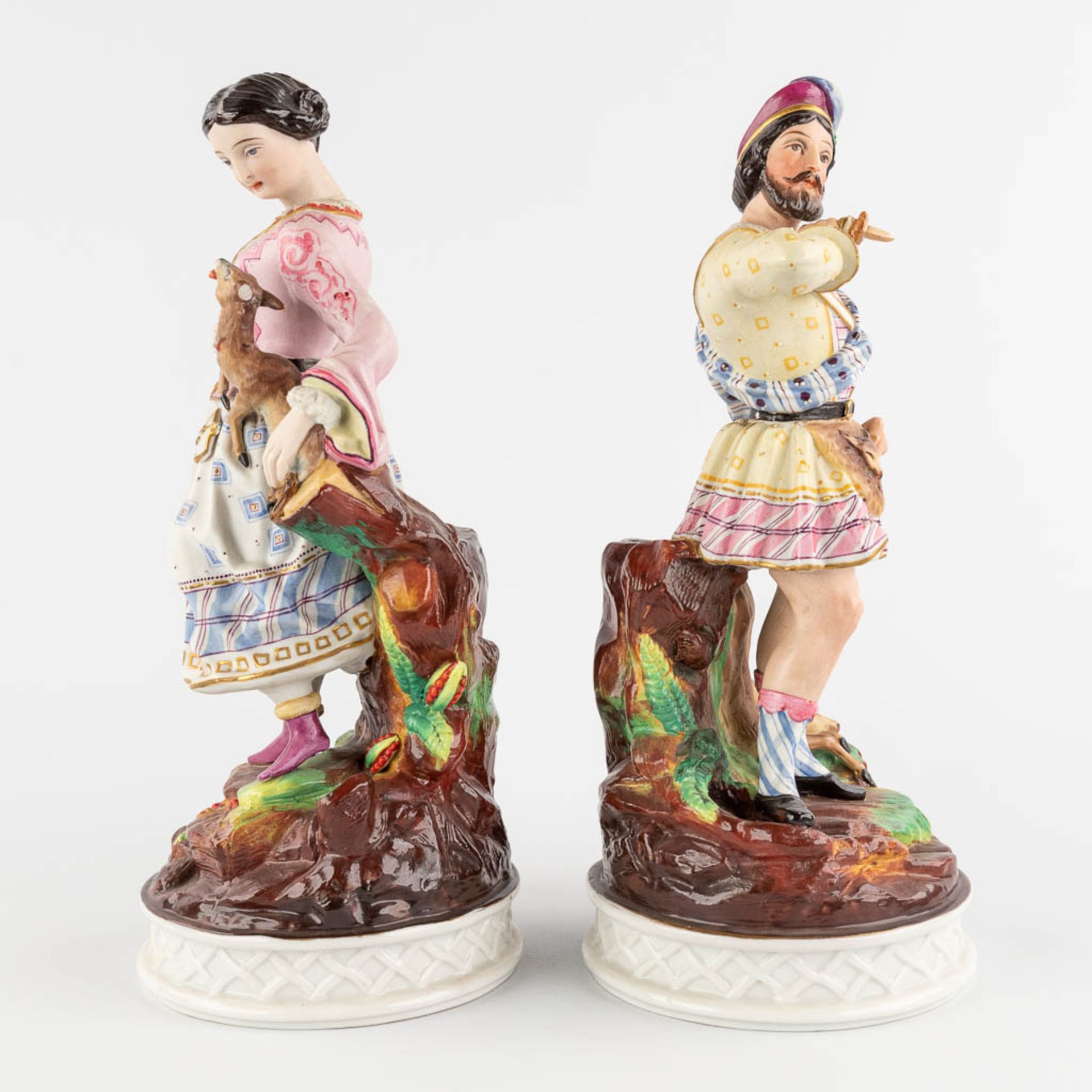 A pair of bisque porcelain figurines with images of the hunt, probably England. 19th C. (H:29 cm) - Bild 3 aus 12