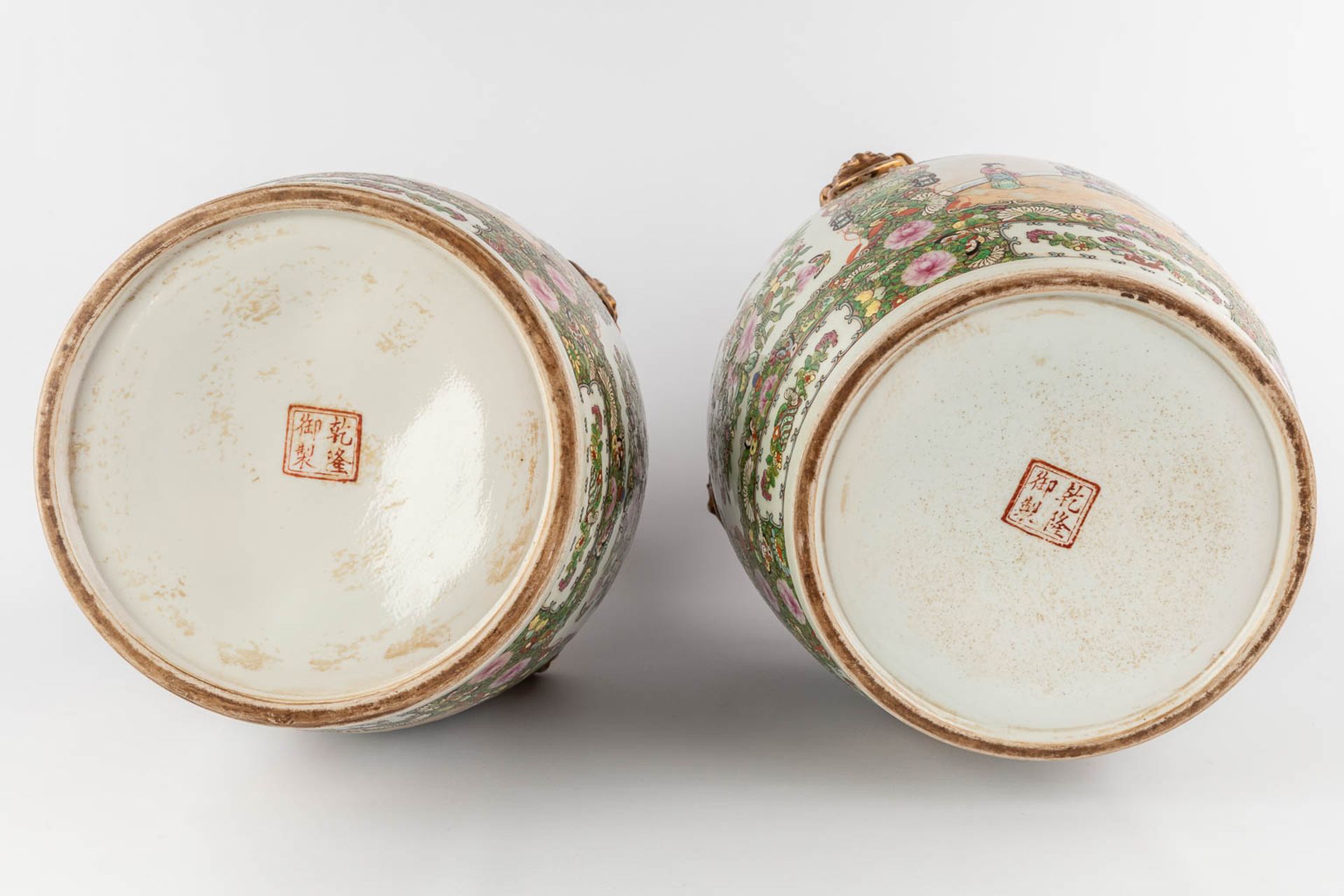 Two large Chinese Canton vases on a pedestal, 20th C. (H:50 x D:32 cm) - Image 10 of 15