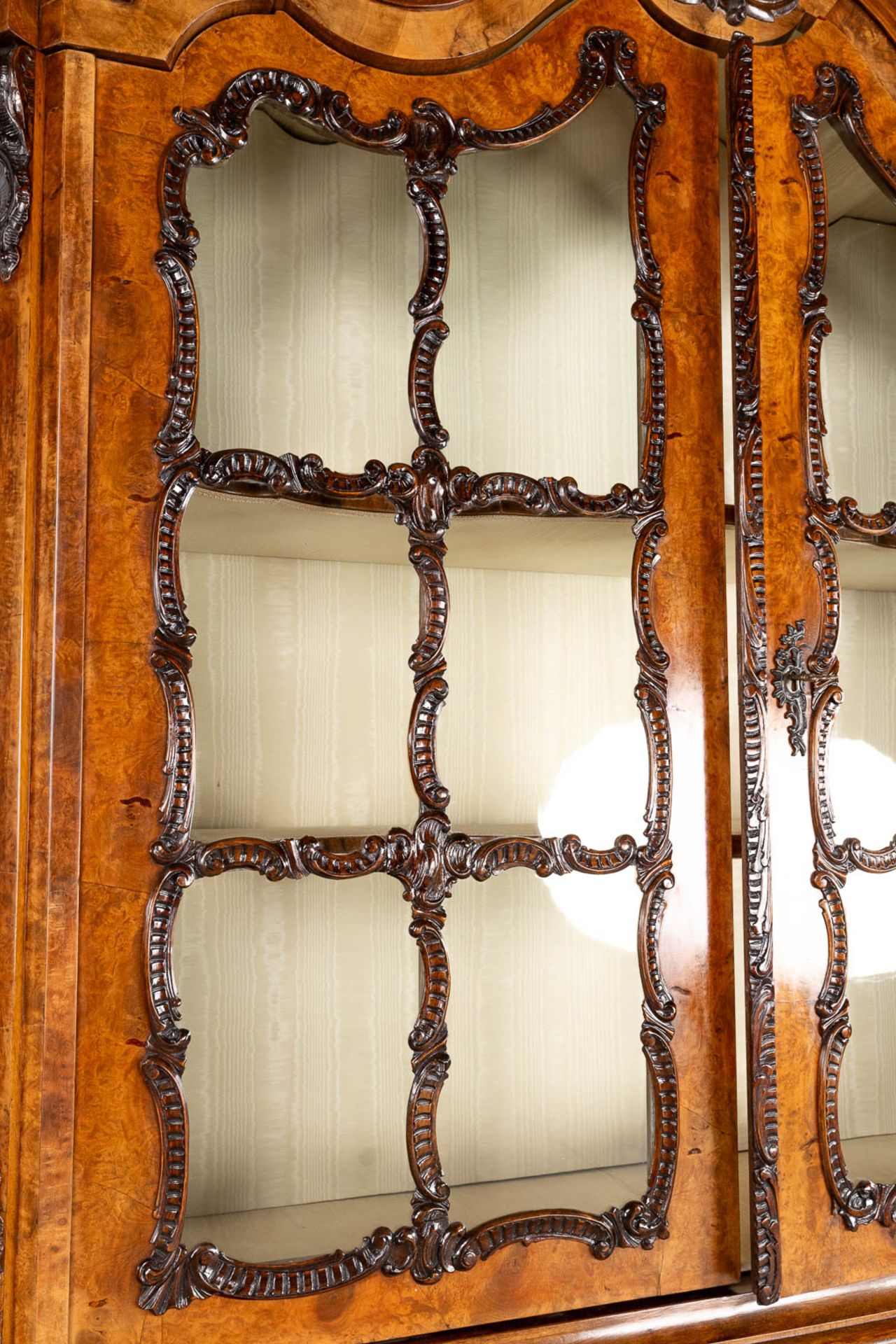 A large display cabinet, England, Chippendale style. 19th C. (D:53 x W:208 x H:252 cm) - Image 12 of 20