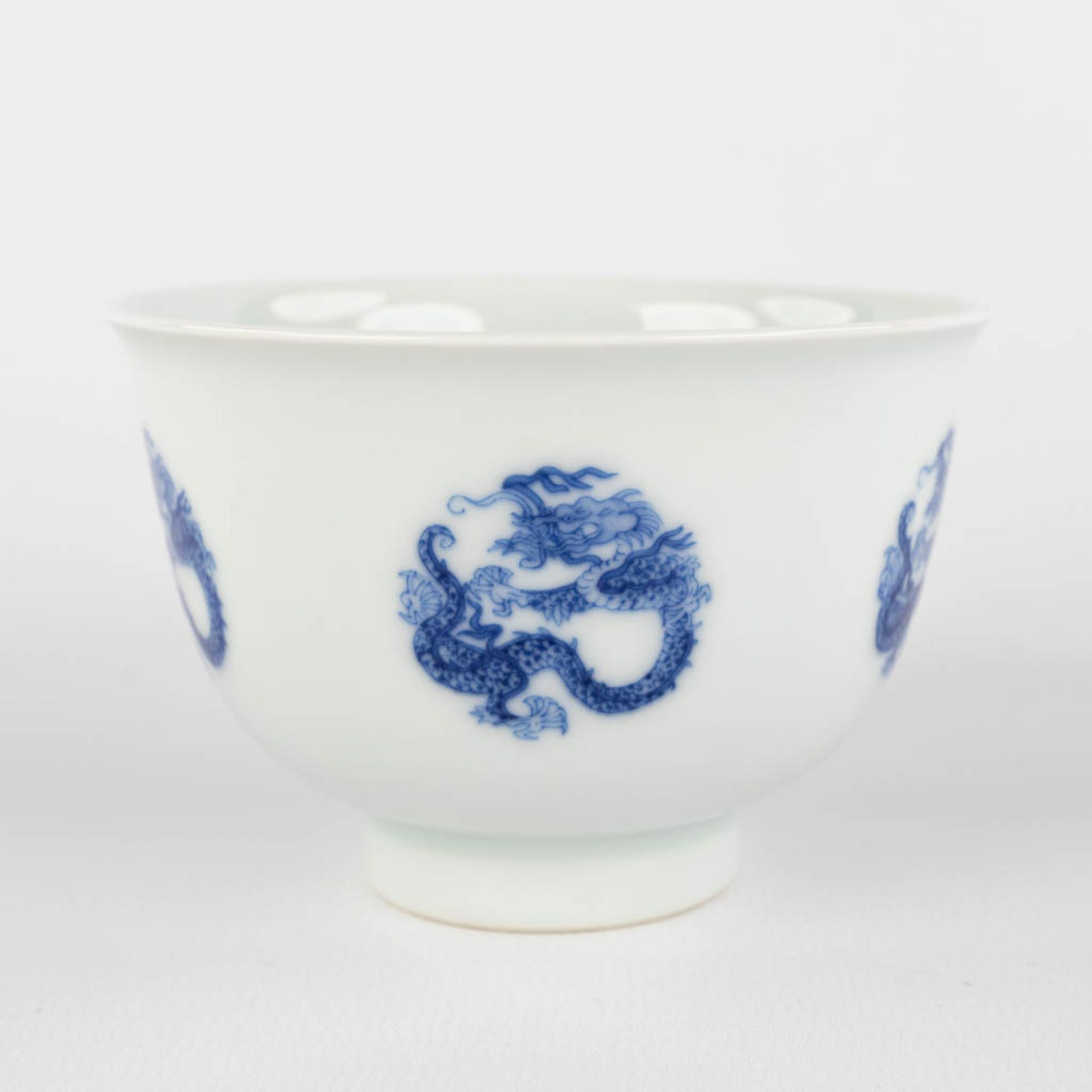 A Chinese teapot with a blue-white decor of a dragon. Kangxi mark and period. (D:9 x H:6 cm)