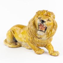 A decorative lying lion, glazed terracotta. Italy, circa 1960-1970. (D:17 x W:47 x H:26 cm)