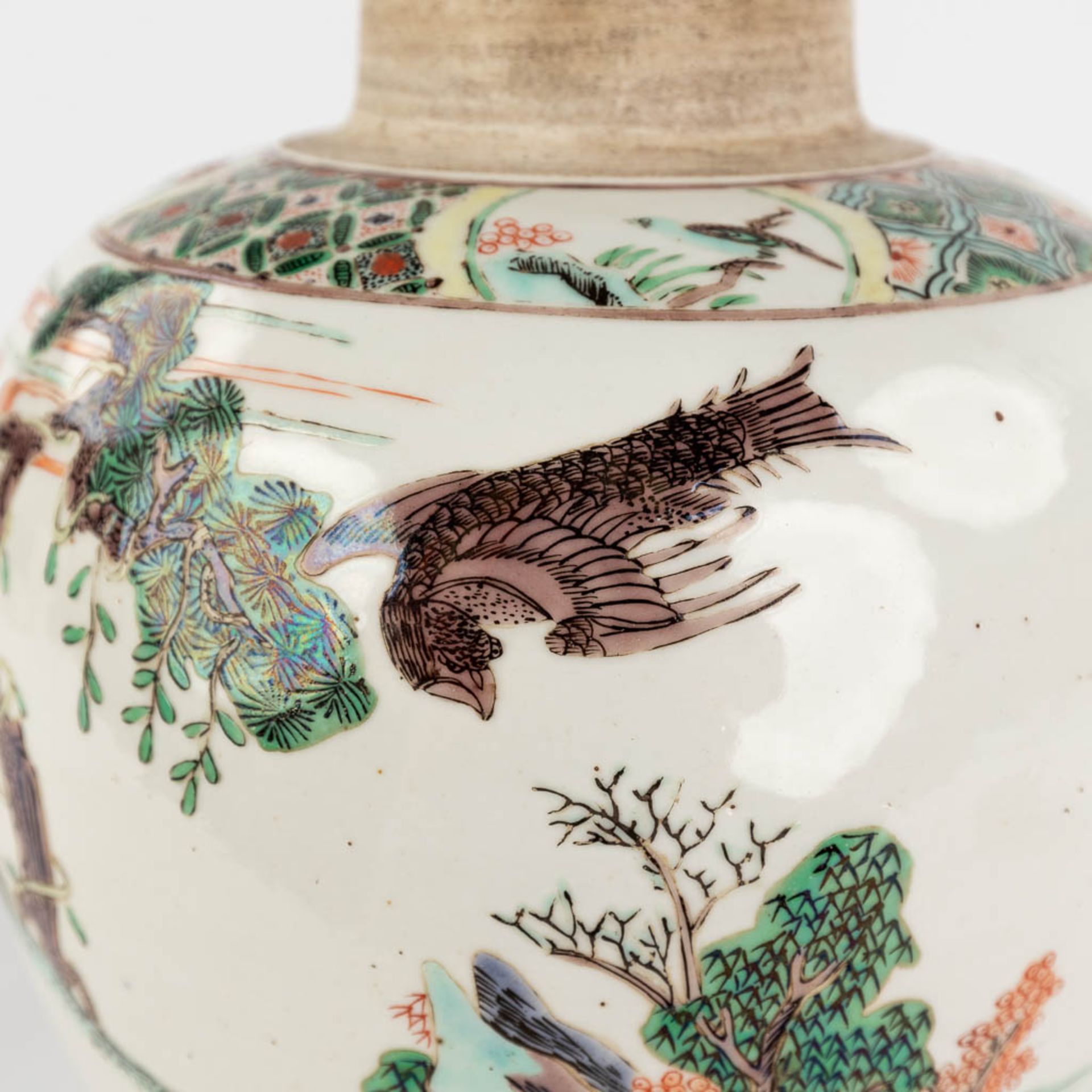 A Chinese Famille Verte Wucai vase, decorated with a deer in a landscape. (H:24,5 x D:19,5 cm) - Image 14 of 14