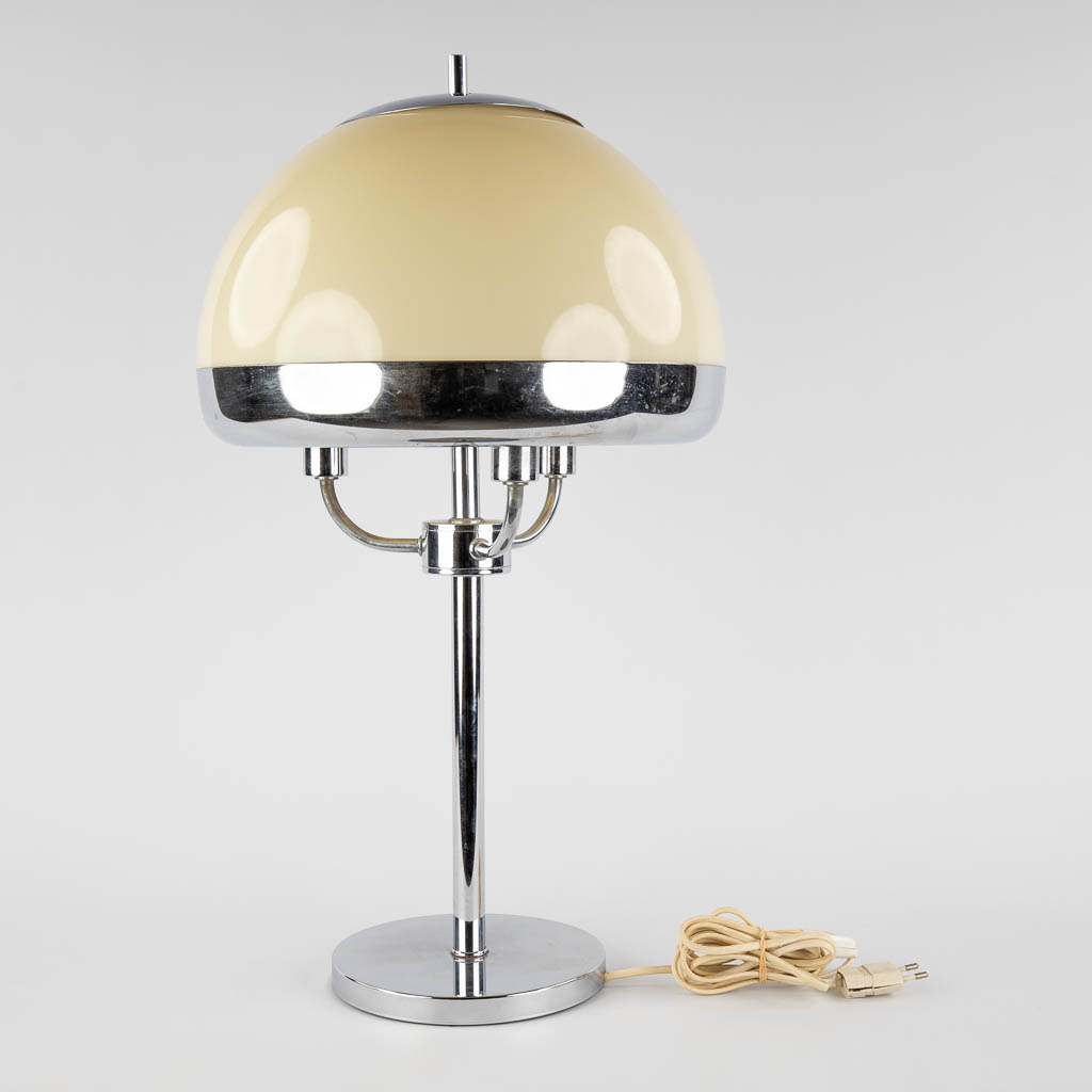 A mid-century table lamp, chromed metal and acrylic, probably Germany. 20th C. (H:61 x D:34 cm) - Bild 4 aus 11