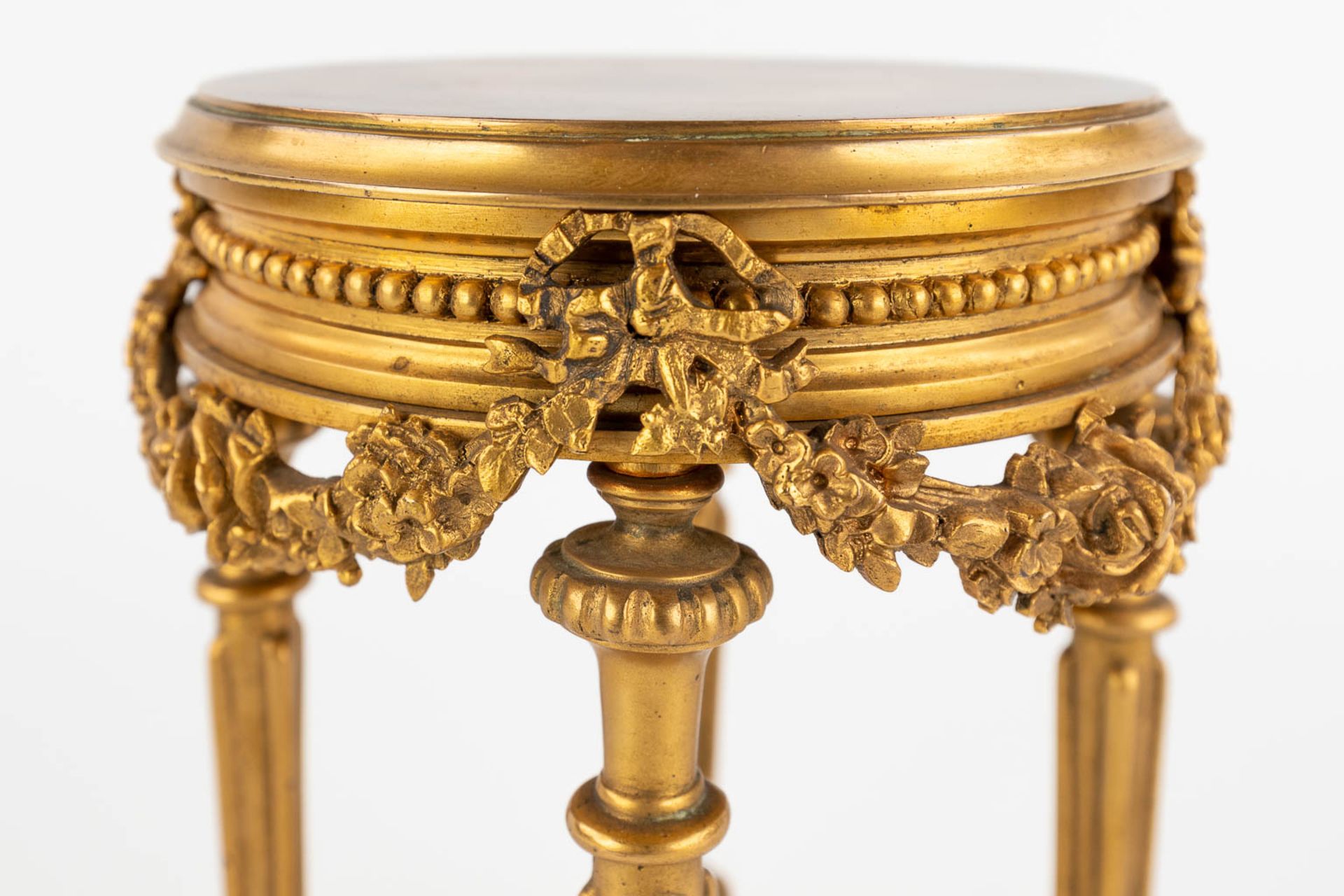 A miniature side table, gilt bronze, decorated with finely chiselled garlands, Louis XVI style. 19th - Bild 11 aus 13