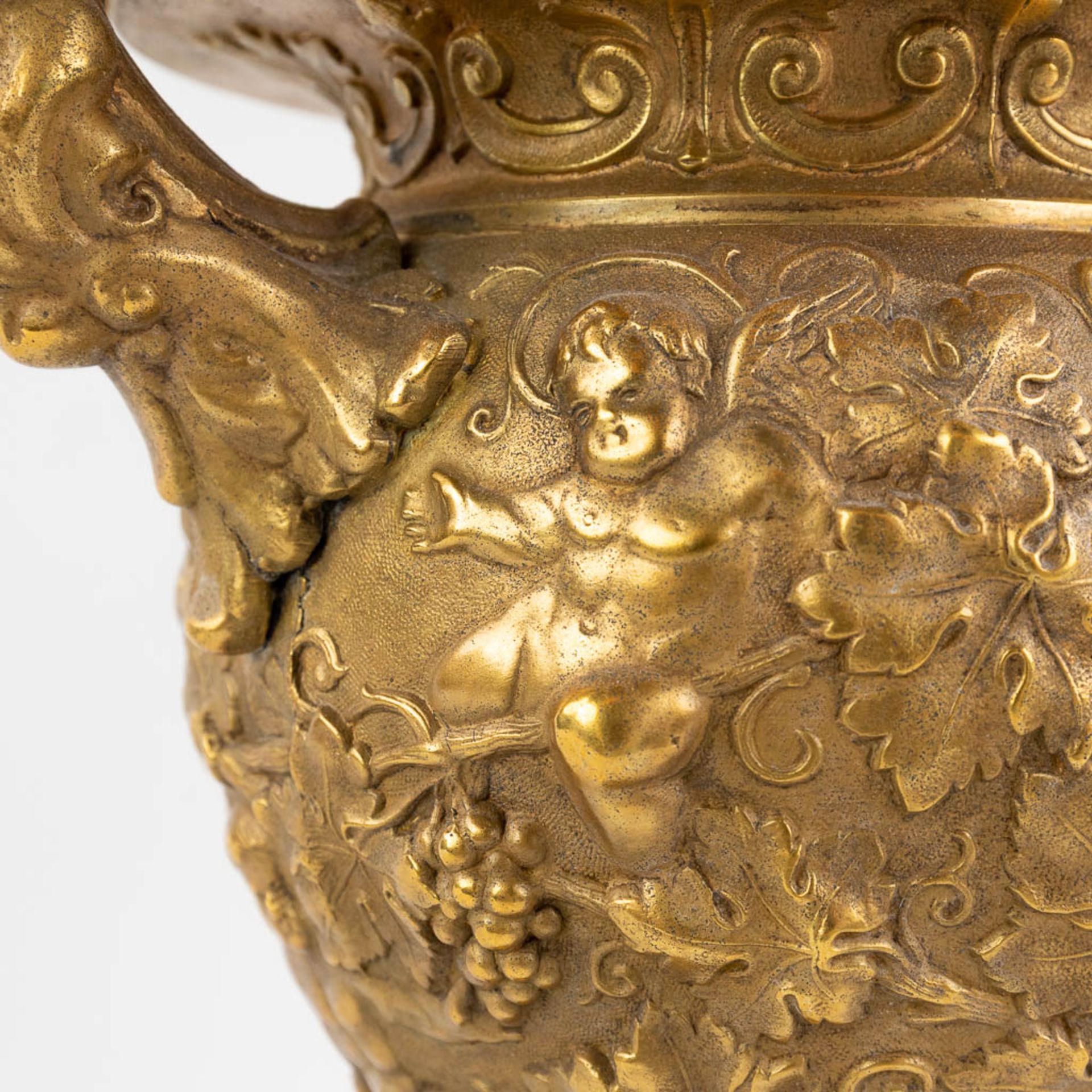 An urn with large handles, decorated with putti and grape vines, bronze mounted on marble. (W:25 x H - Image 10 of 17