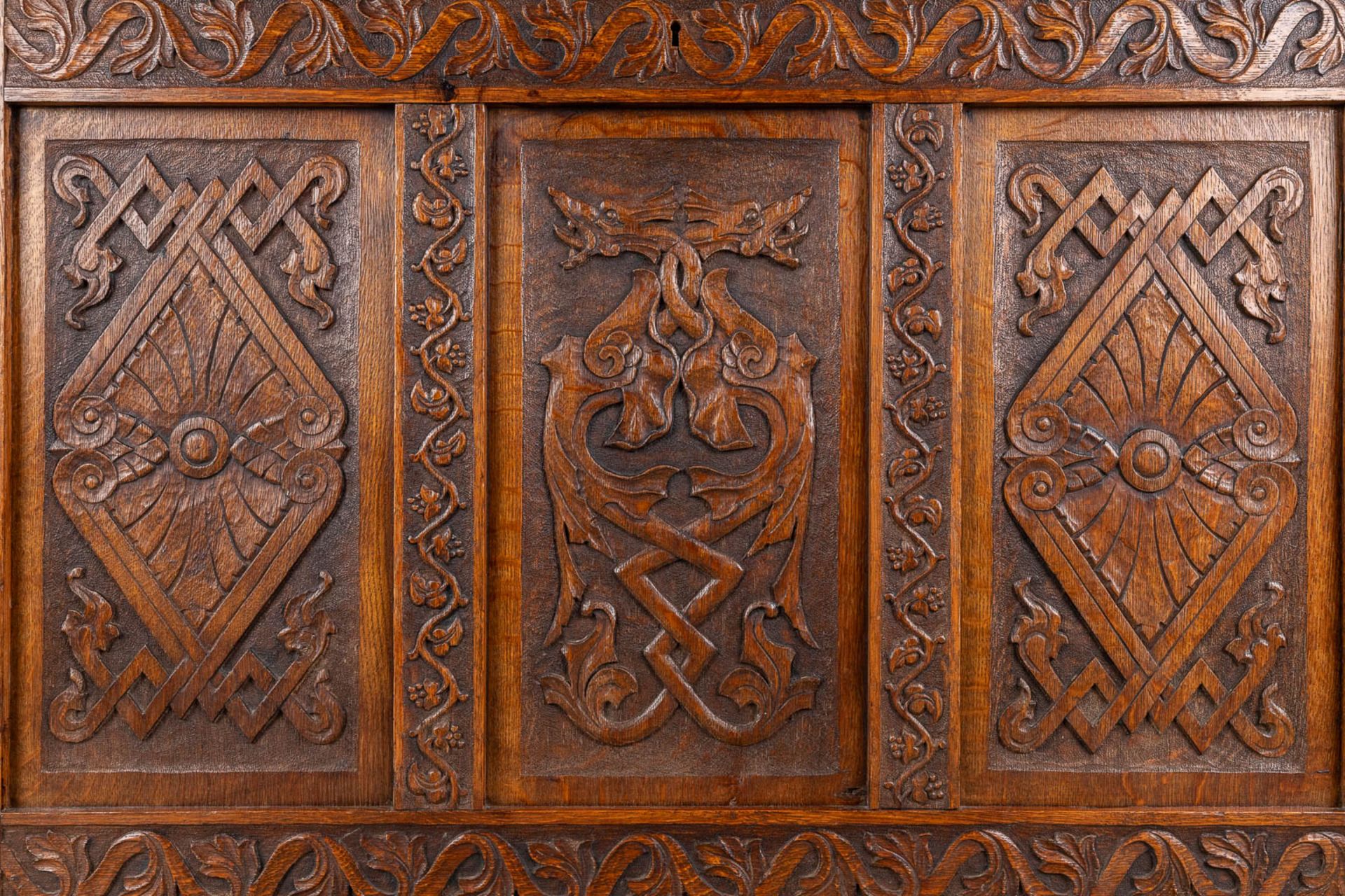 An antique and decorative chest with wood-sculptures. (D:56 x W:122 x H:82 cm) - Image 13 of 15