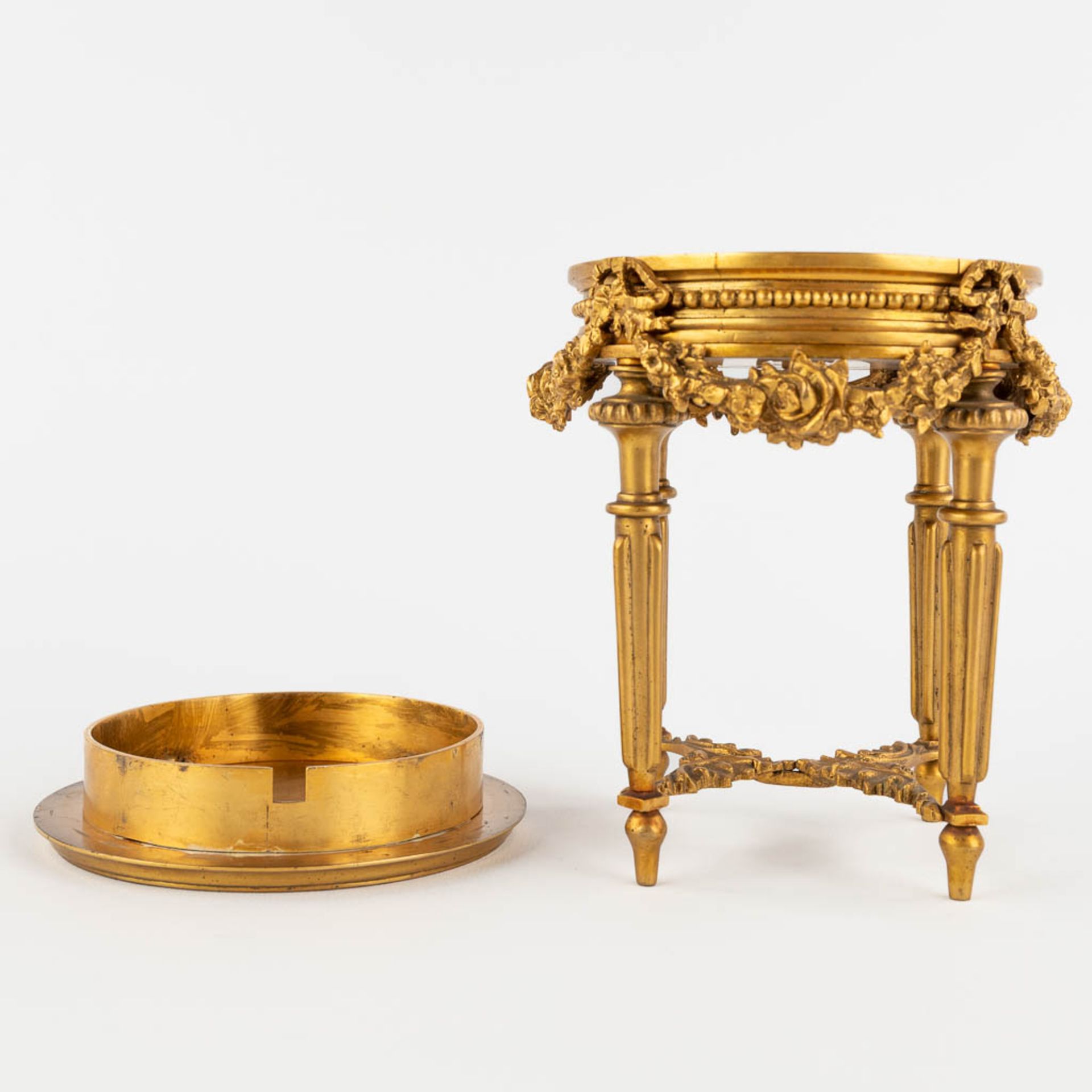 A miniature side table, gilt bronze, decorated with finely chiselled garlands, Louis XVI style. 19th - Bild 13 aus 13