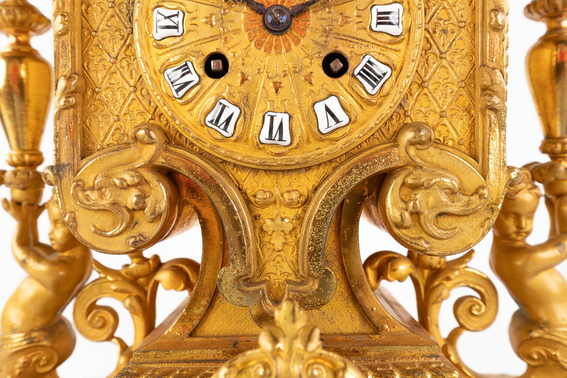 A three-piece mantle garniture clock and candelabra, gilt spelter, decorated with putti. Circa 1900. - Bild 19 aus 19