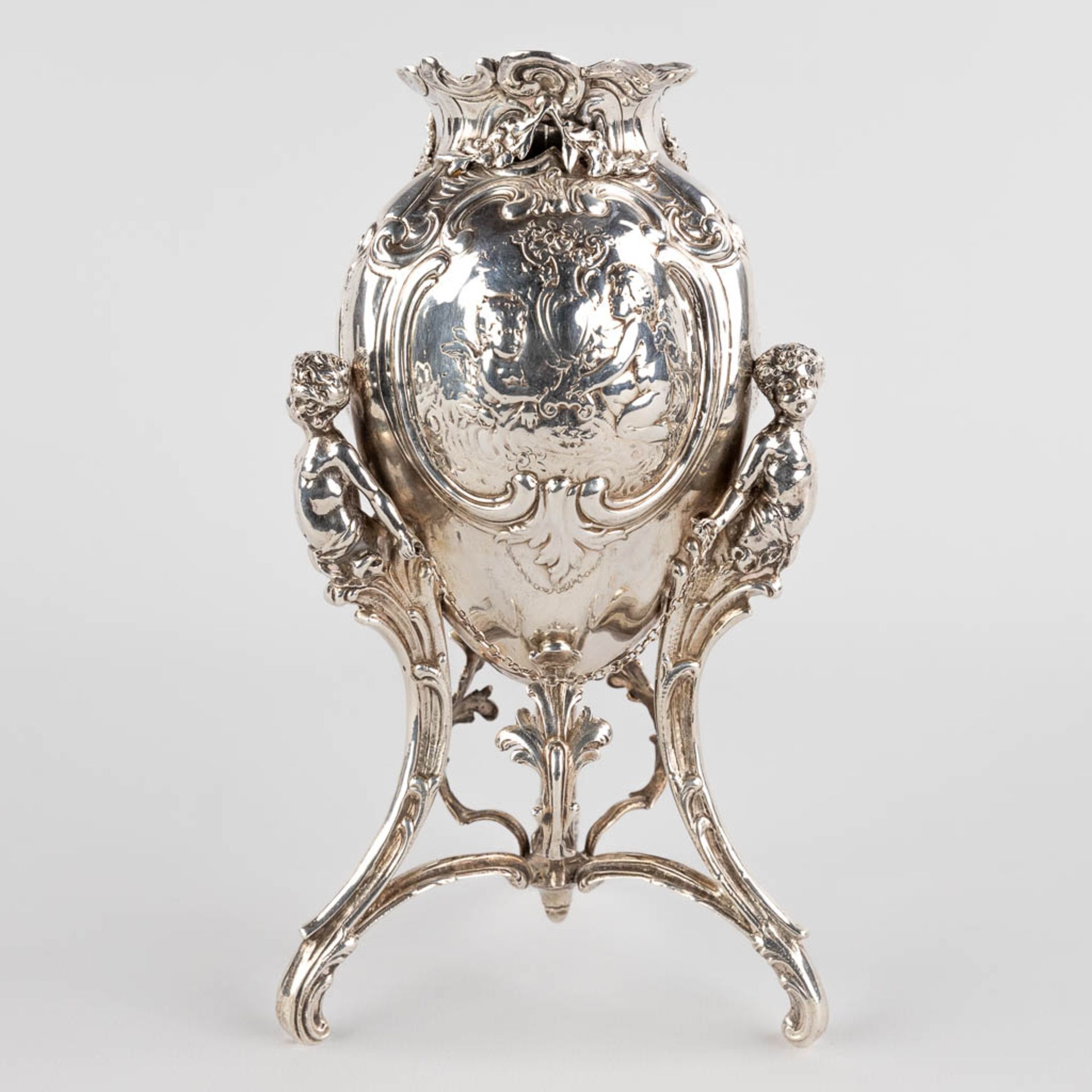 A fine vase, silver in Louis XV style, mounted with 3 putto. 427g. 1906. (D:11 x W:11 x H:20 cm) - Image 5 of 12