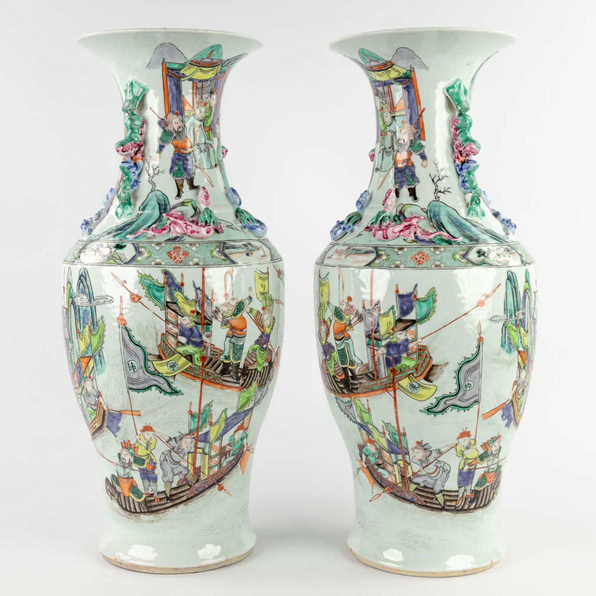 A pair of Chinese Famille Rose vases decorated with warriors in ships. 19th/20th C. (H:62 x D:26 cm) - Image 3 of 17