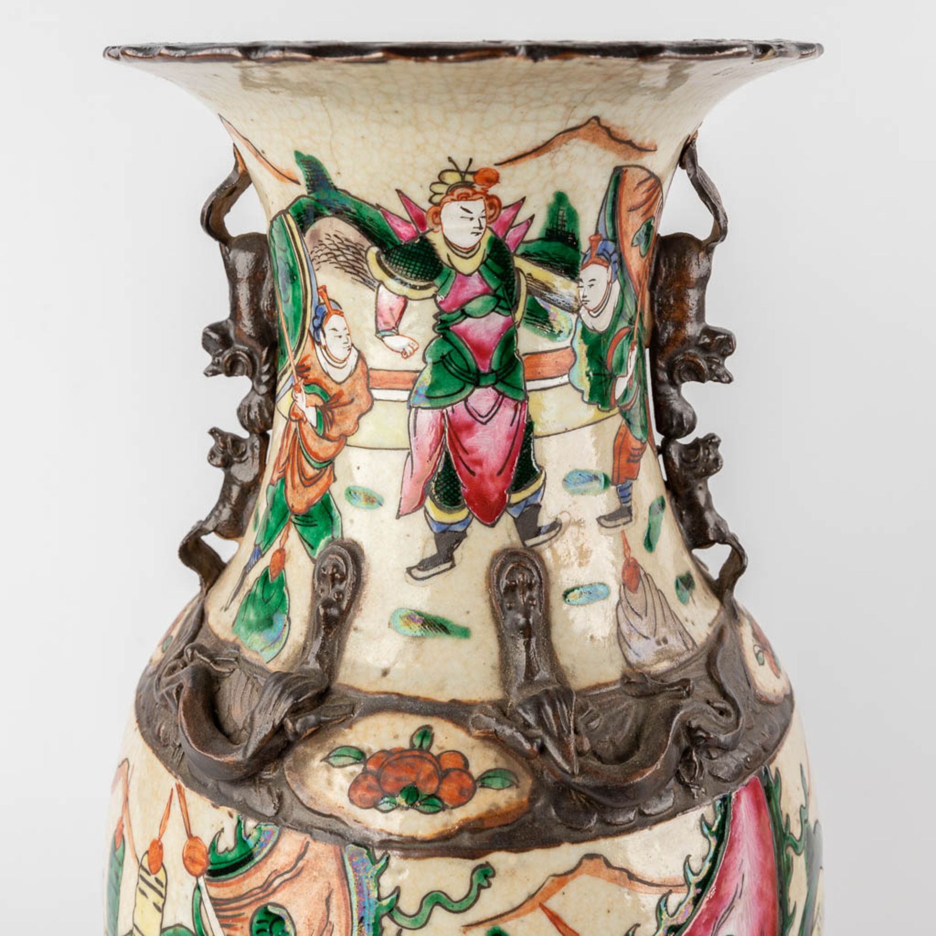 Three Chinese vases decorated with warriors, Nanking. 20th C. (H:43 x D:20 cm) - Image 15 of 18