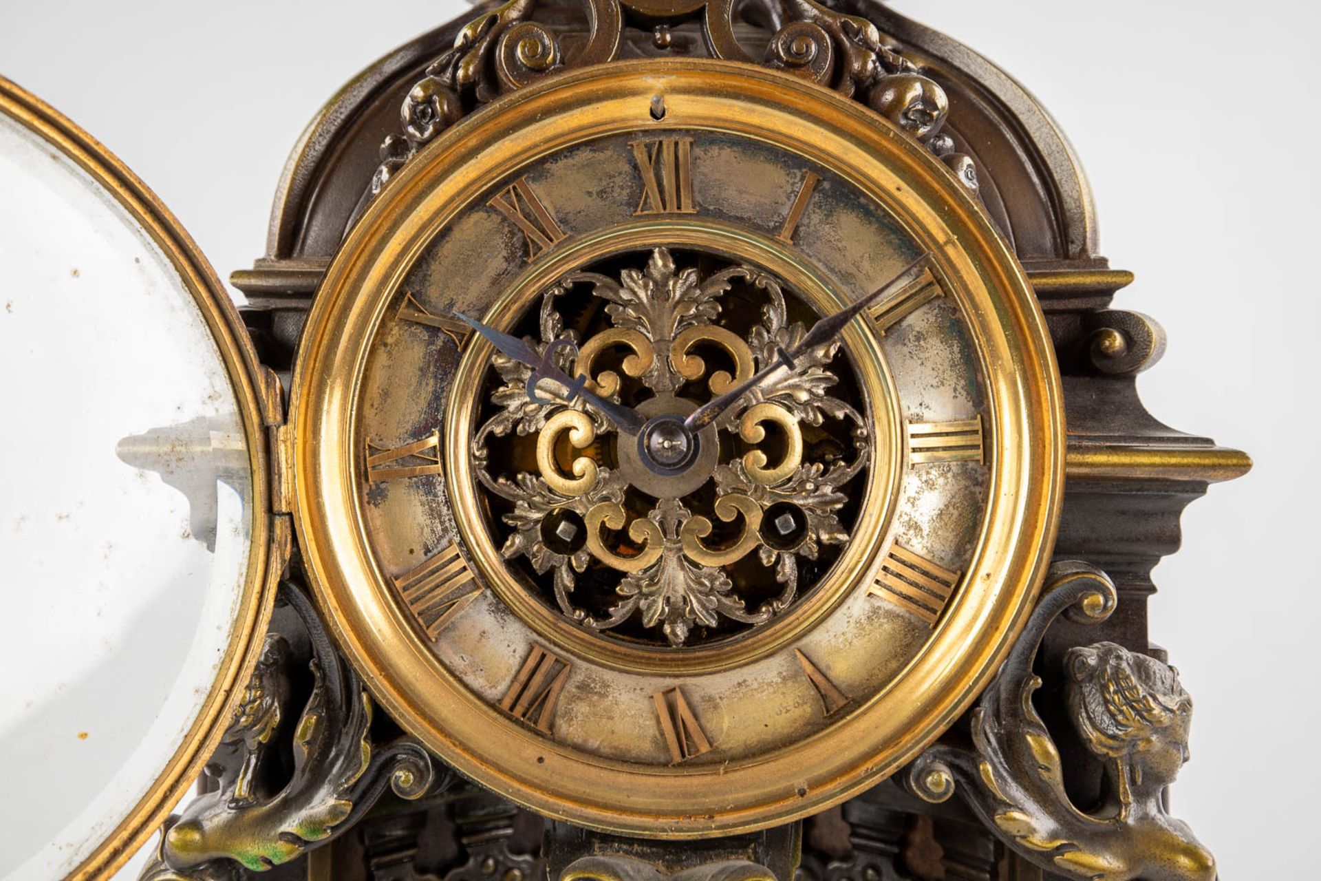 A three-piece mantle garniture clock and candelabra. Clock with an image of Mercury/Hermès. 19th C. - Image 14 of 14