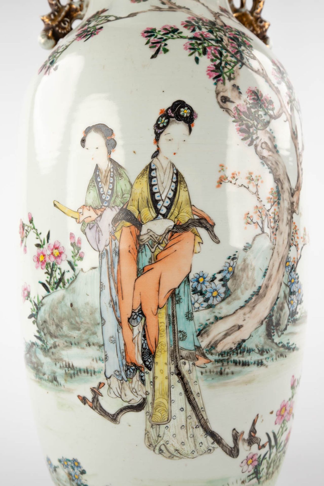 A Chinese vase decorated with ladies and calligraphic texts. 19th/20th C. (H:58 x D:22 cm) - Image 10 of 12