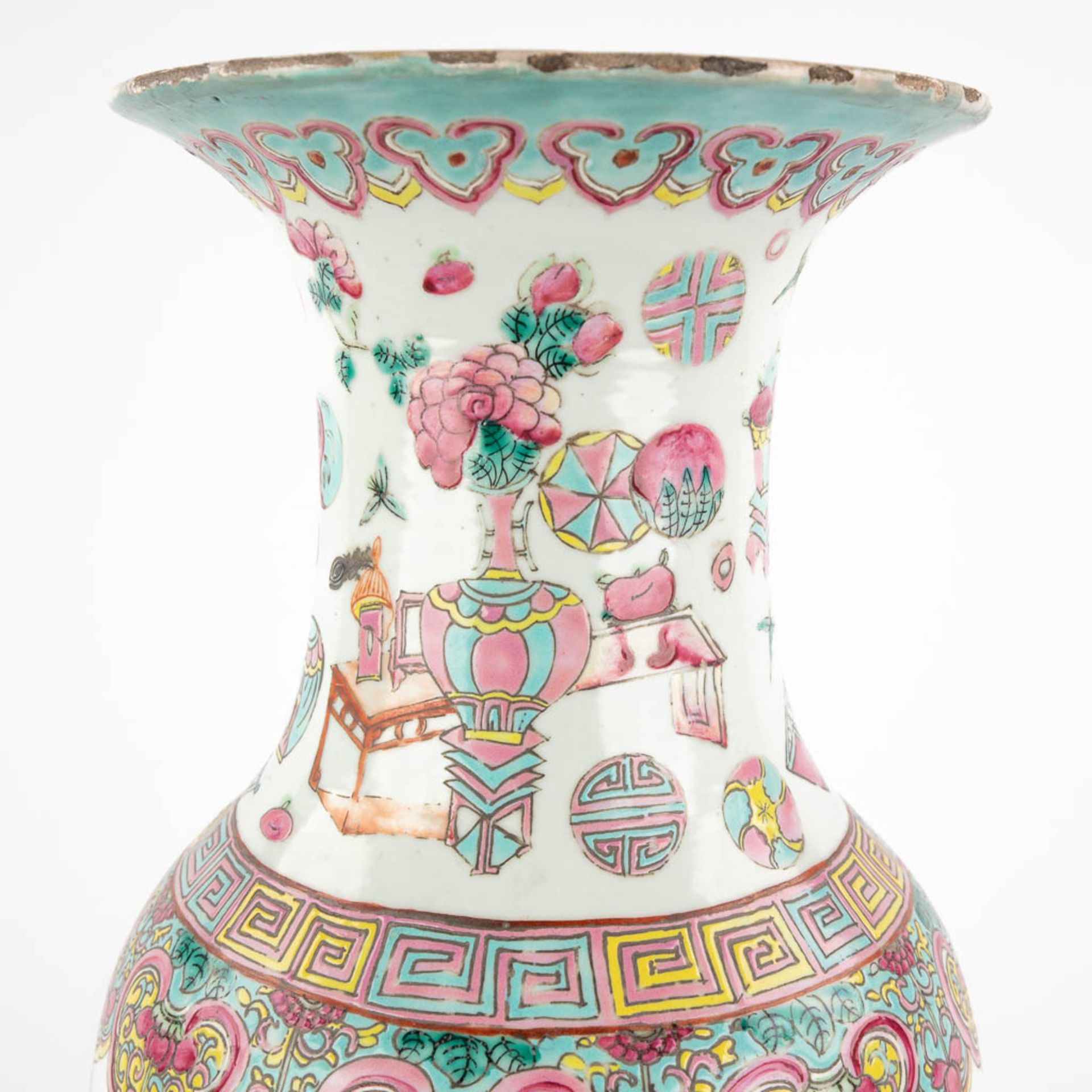 A Chinese vase with a decor of antiquities. 19th/20th C. (H:44 x D:21 cm) - Image 8 of 11