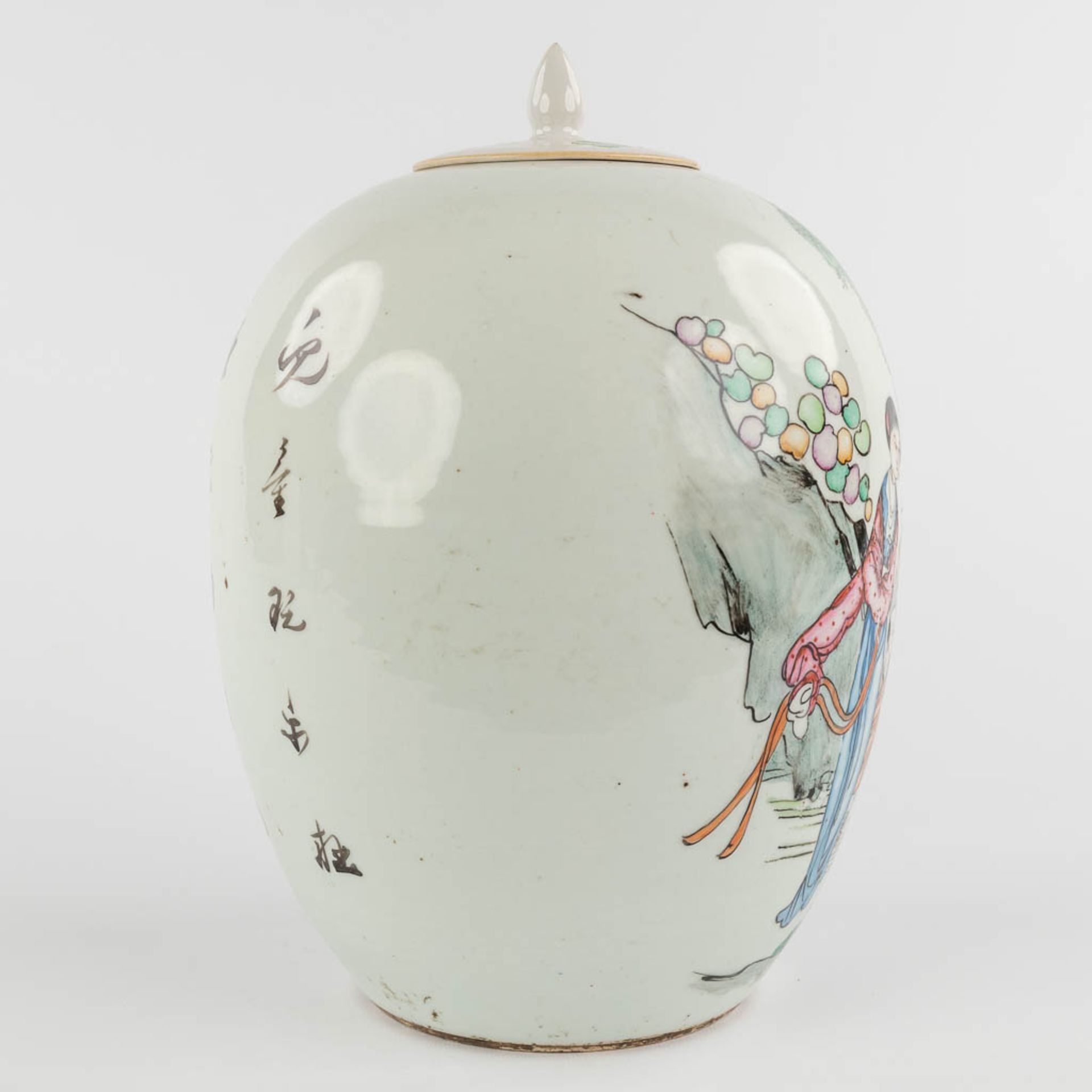 Two Chinese vases and a Ginger Jar, decorated with ladies. 19th/20th C. (H:57 x D:23 cm) - Image 23 of 31