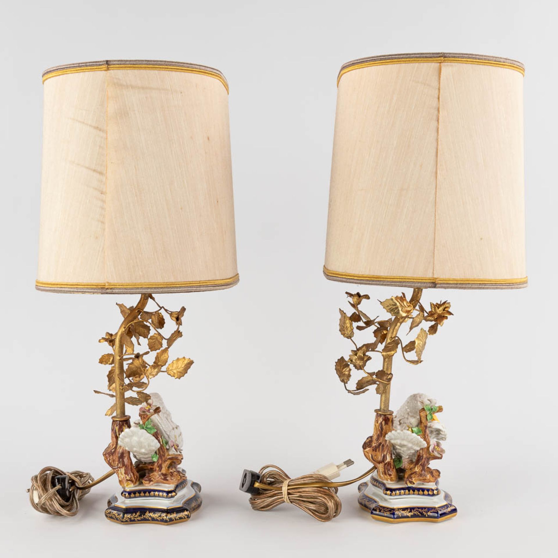 A pair of porcelain and metal table lamps decorated with birds, Sèvres marks. 20th C. (D:12 x W:15 x - Bild 5 aus 11