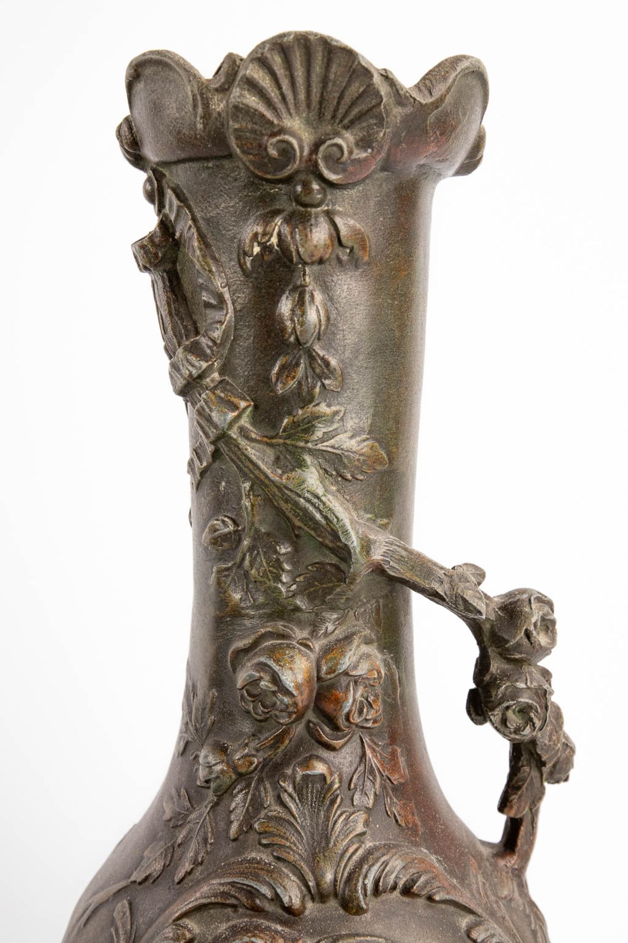 A three-piece garniture clock and side pieces, decorated of a lady with an angel, spelter on marble. - Bild 10 aus 15