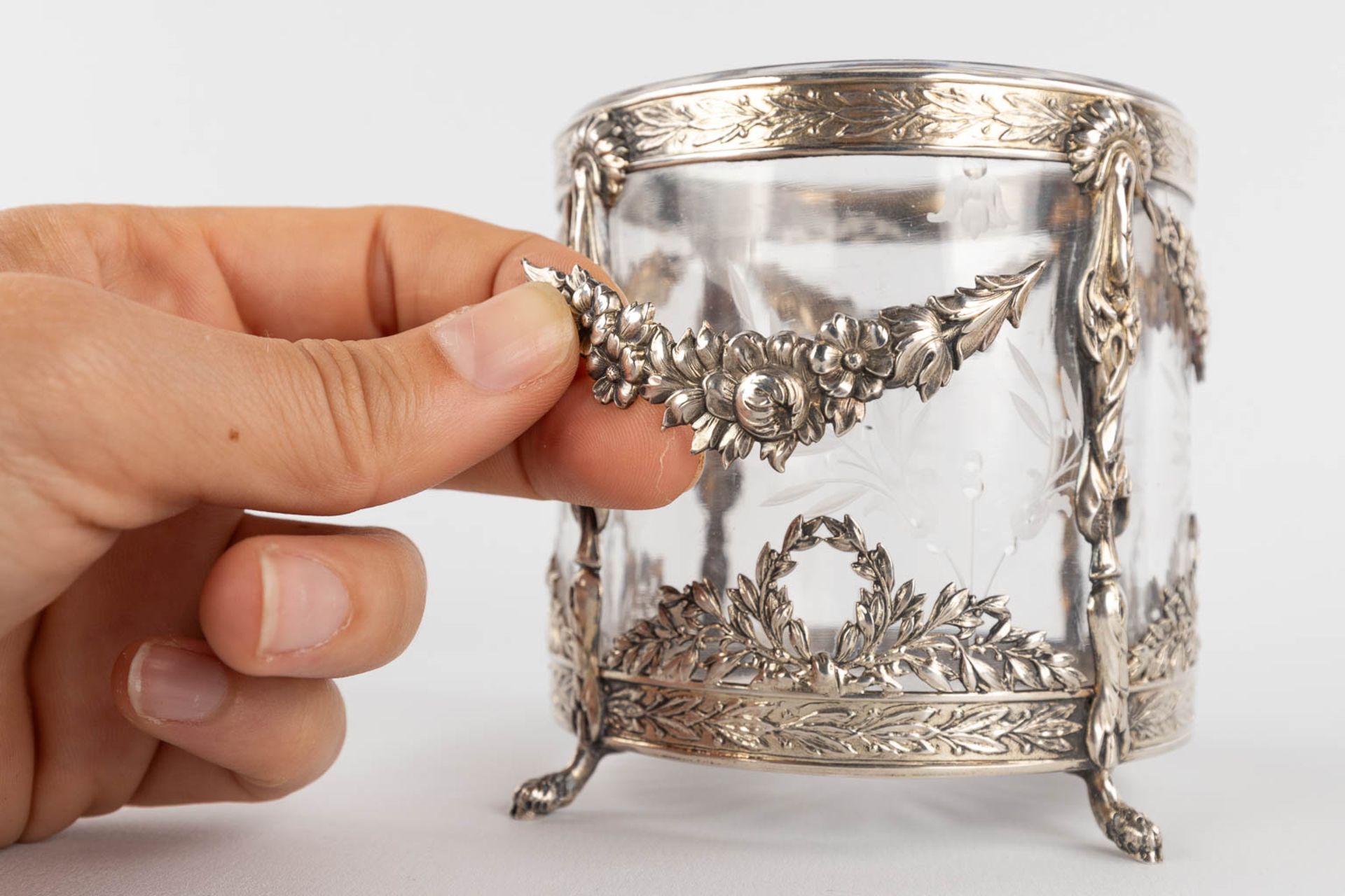 A small storage jar, glass mounted with silver, decorated with garlands. France. (H:13 x D:11,5 cm) - Image 14 of 15