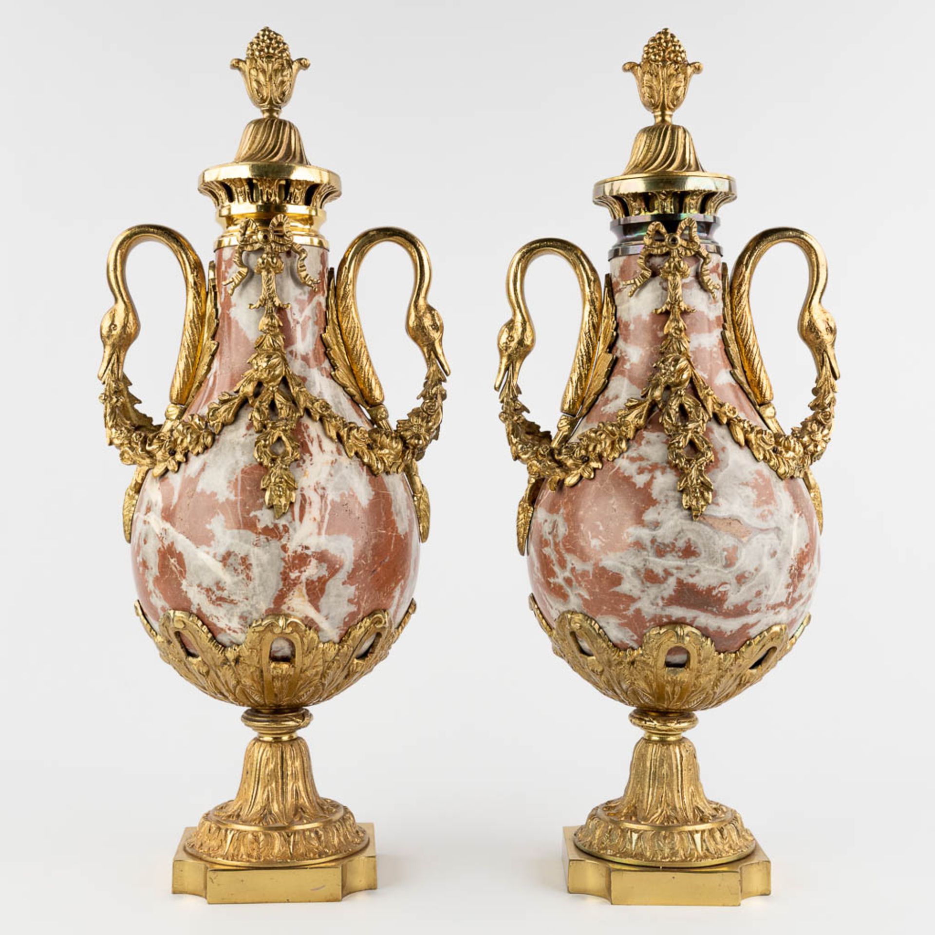 A pair of cassolettes, red and grey marble mounted with bronze in Empire style. (D:18 x W:23 x H:54  - Bild 5 aus 13