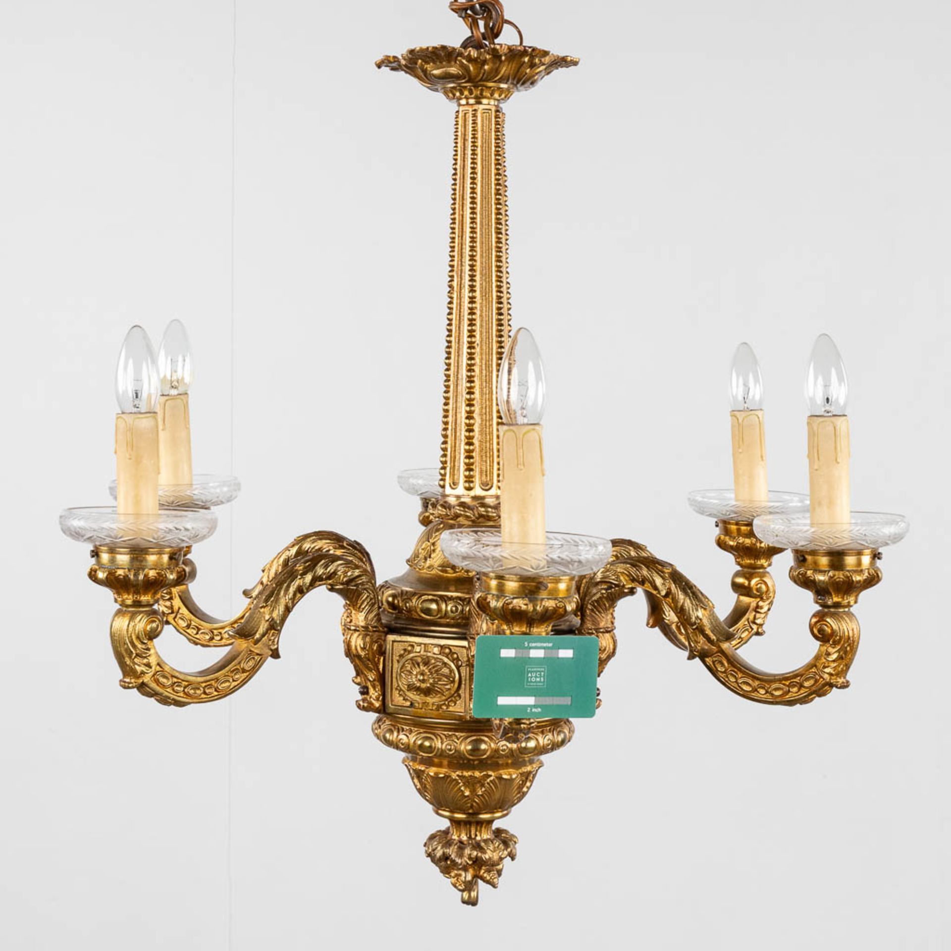 A large chandelier made of gilt bronze, 20th C. (H:72 x D:70 cm) - Bild 2 aus 10