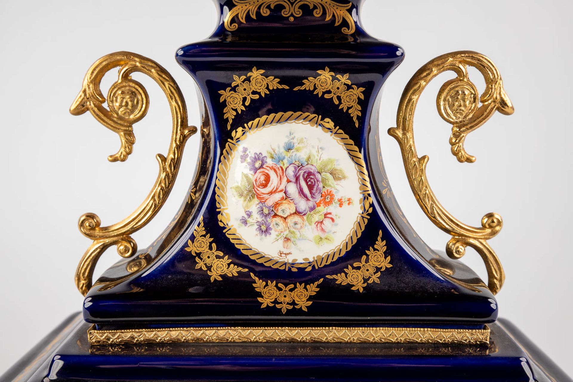 A three-piece mantle garniture clock with side pieces, cobalt blue porcelain mounted with bronze. Sè - Bild 11 aus 13