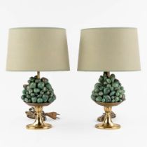 A pair of decorative table lamps, mounted with green stones on brass. 20th C. (H:40 x D:14 cm)