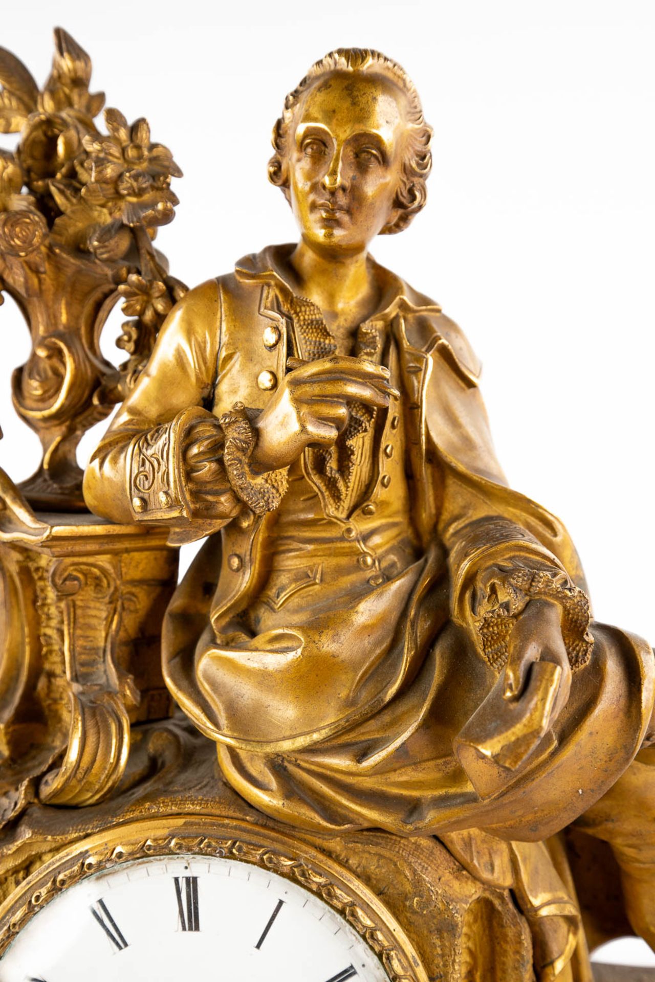A mantle clock, gilt bronze with an image of a man taking notes. France, 19th C. (D:15 x W:45 x H:38 - Bild 9 aus 12