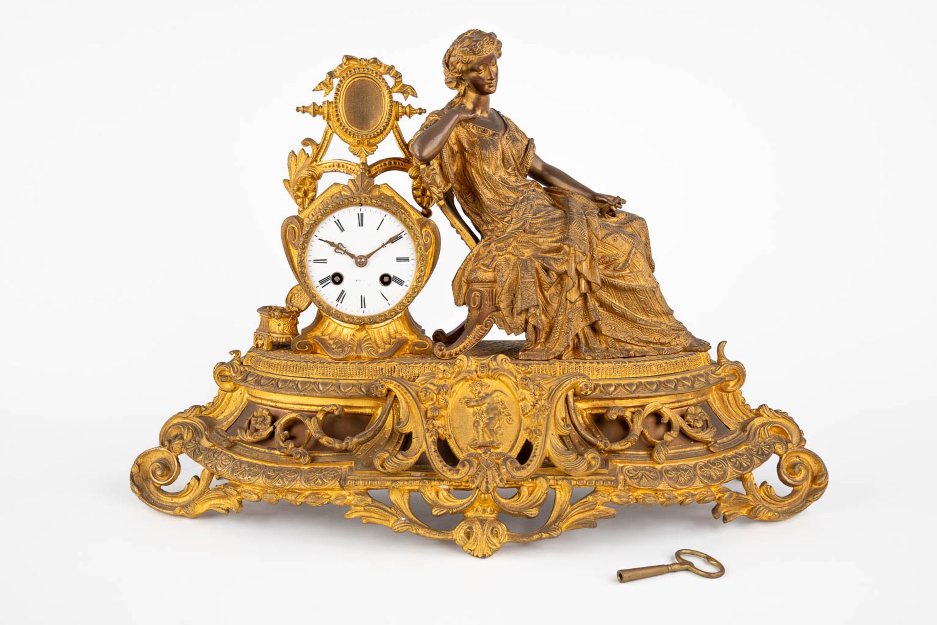 A mantle garniture clock, gilt bronze decorated with a Lady in a sofa. Late 19th C. (D:18 x W:56 x H - Bild 3 aus 14