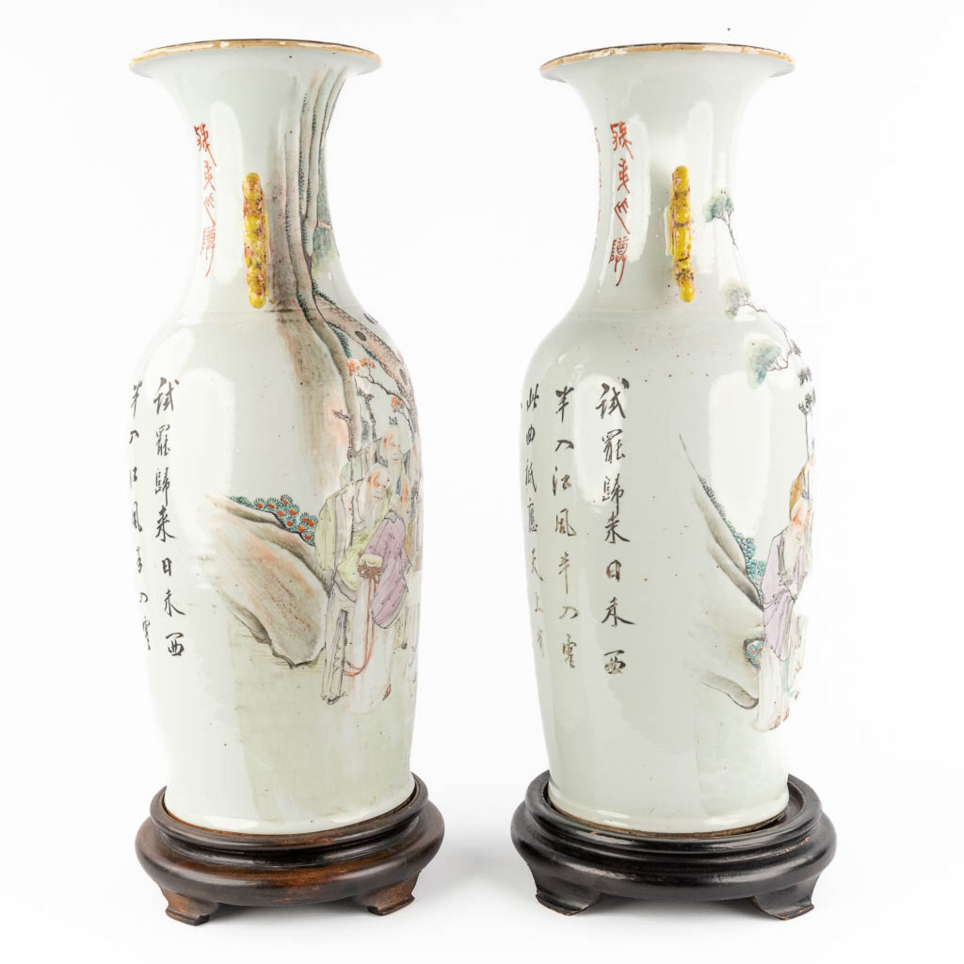 A pair of Chinese vases Qianjian cai, decor of wise men holding a cloth, signed Tu Ziqing. 19th/20th - Image 4 of 19