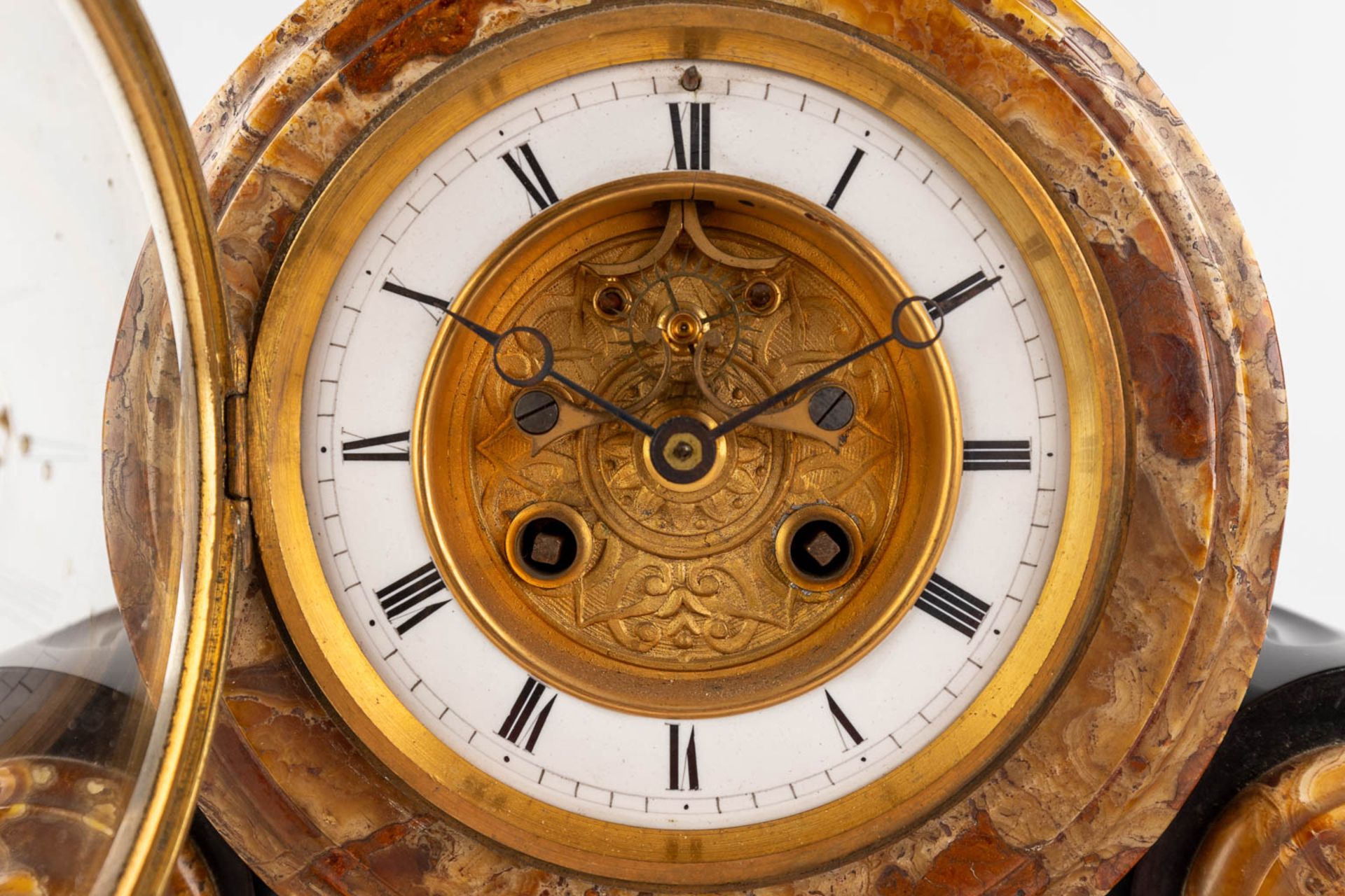 A three-piece mantle garniture clock and side pieces, marble. Circa 1900. (D:15 x W:54 x H:30 cm) - Bild 9 aus 12