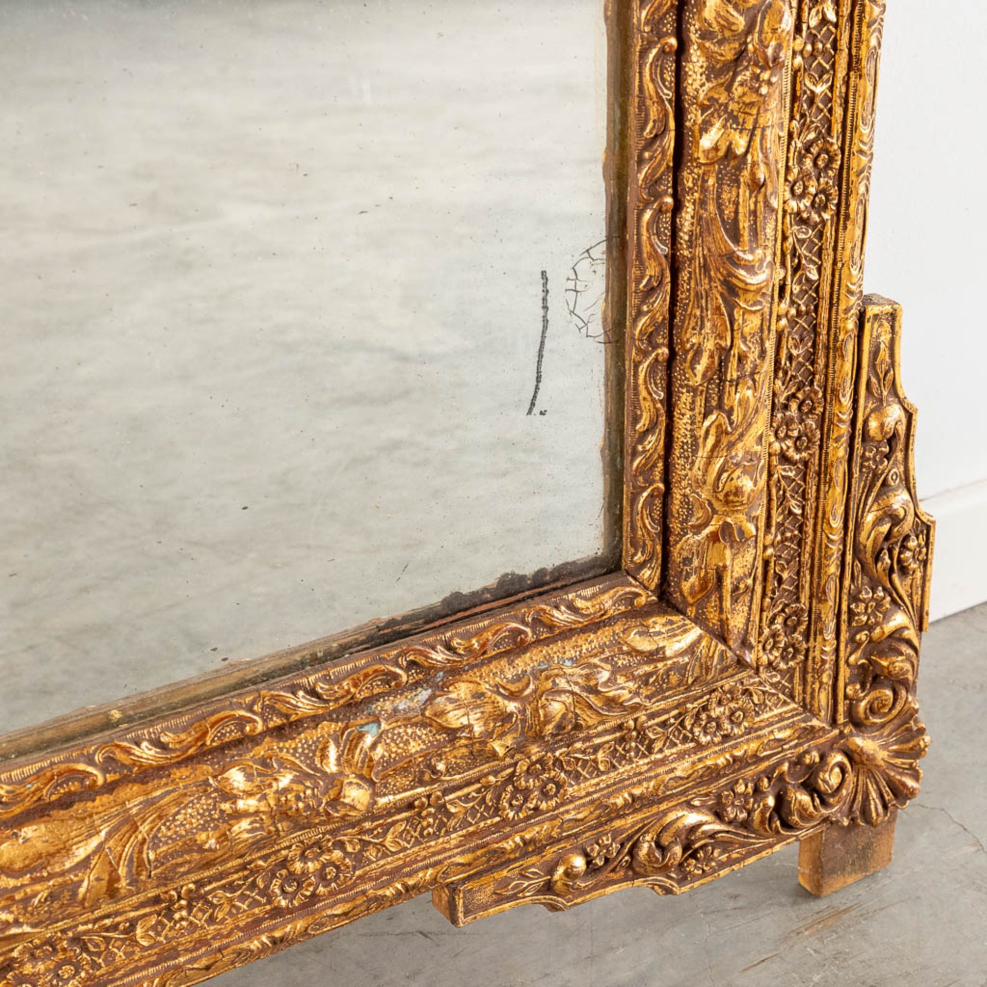 A mirror, sculptured wood and gilt stucco. Circa 1900. (W:135 x H:85 cm) - Image 6 of 8