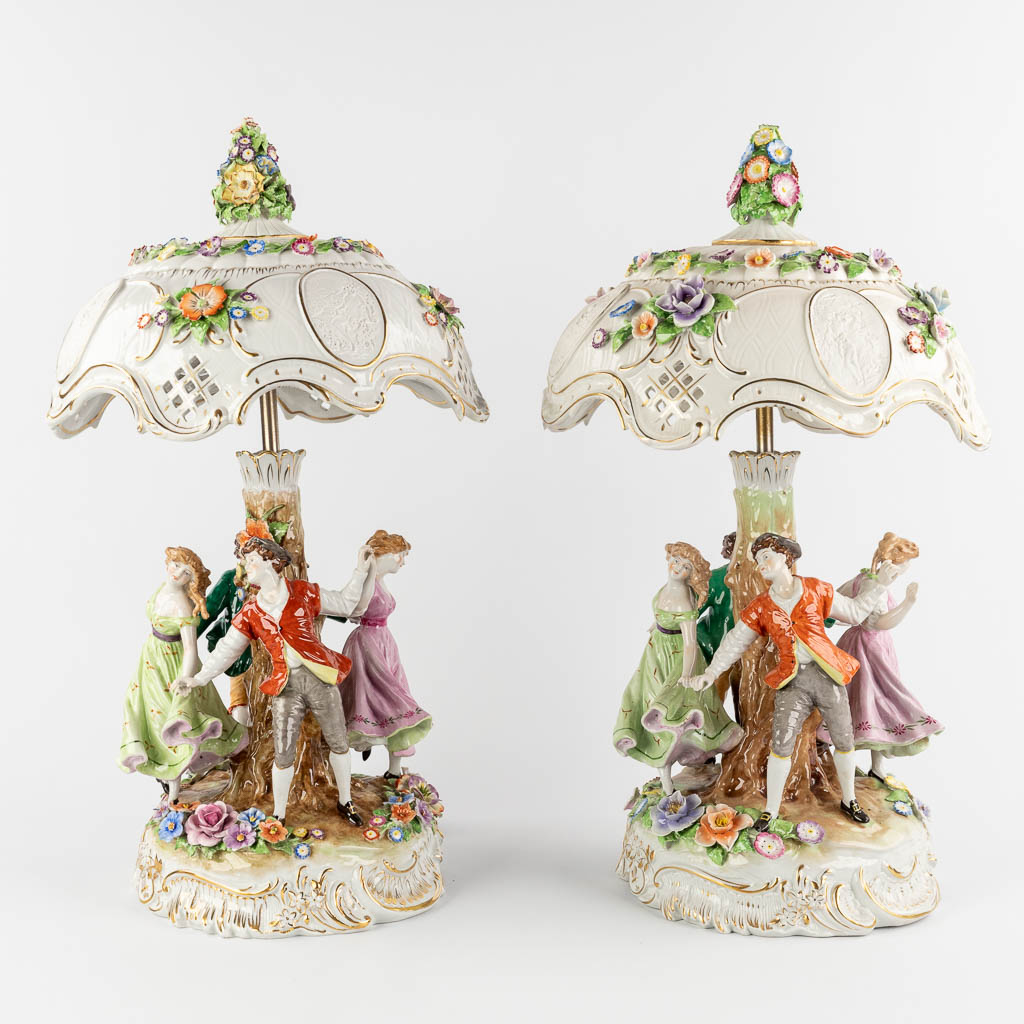 Two identical table lamps, polychrome porcelain with dancing figurines. Germany. 20th C. (D:32 x H:5 - Bild 3 aus 25